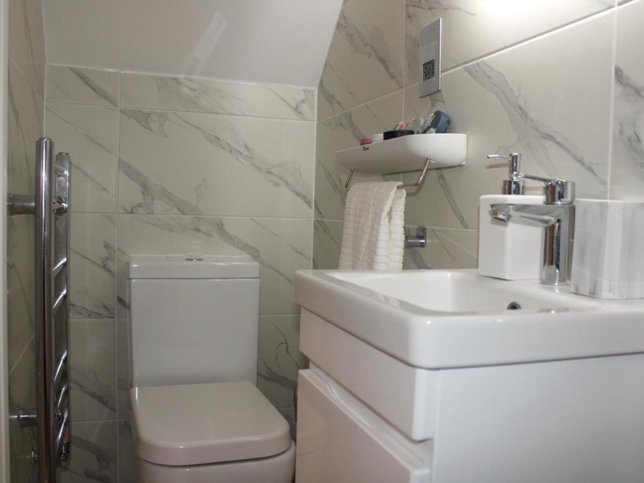 Two Bedroom Apartment By Dashh Properties Short Lets & Serviced Accommodation In Shepherds Bush With Free Wifi
