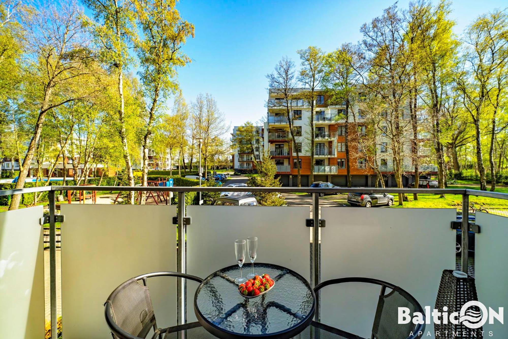 Apartamenty BalticON Polanki - Sauna, Fitness inclusive - Basen latem, Pool im Sommer