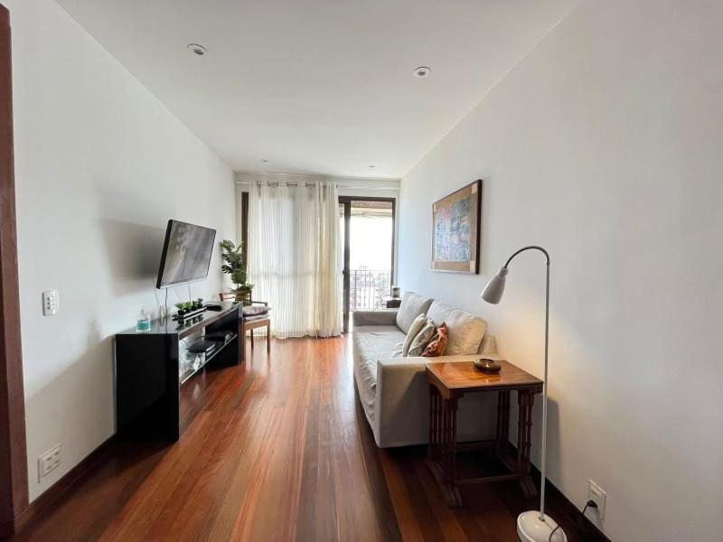 MS145. Excelente apartamento em andar alto no Arpoador!