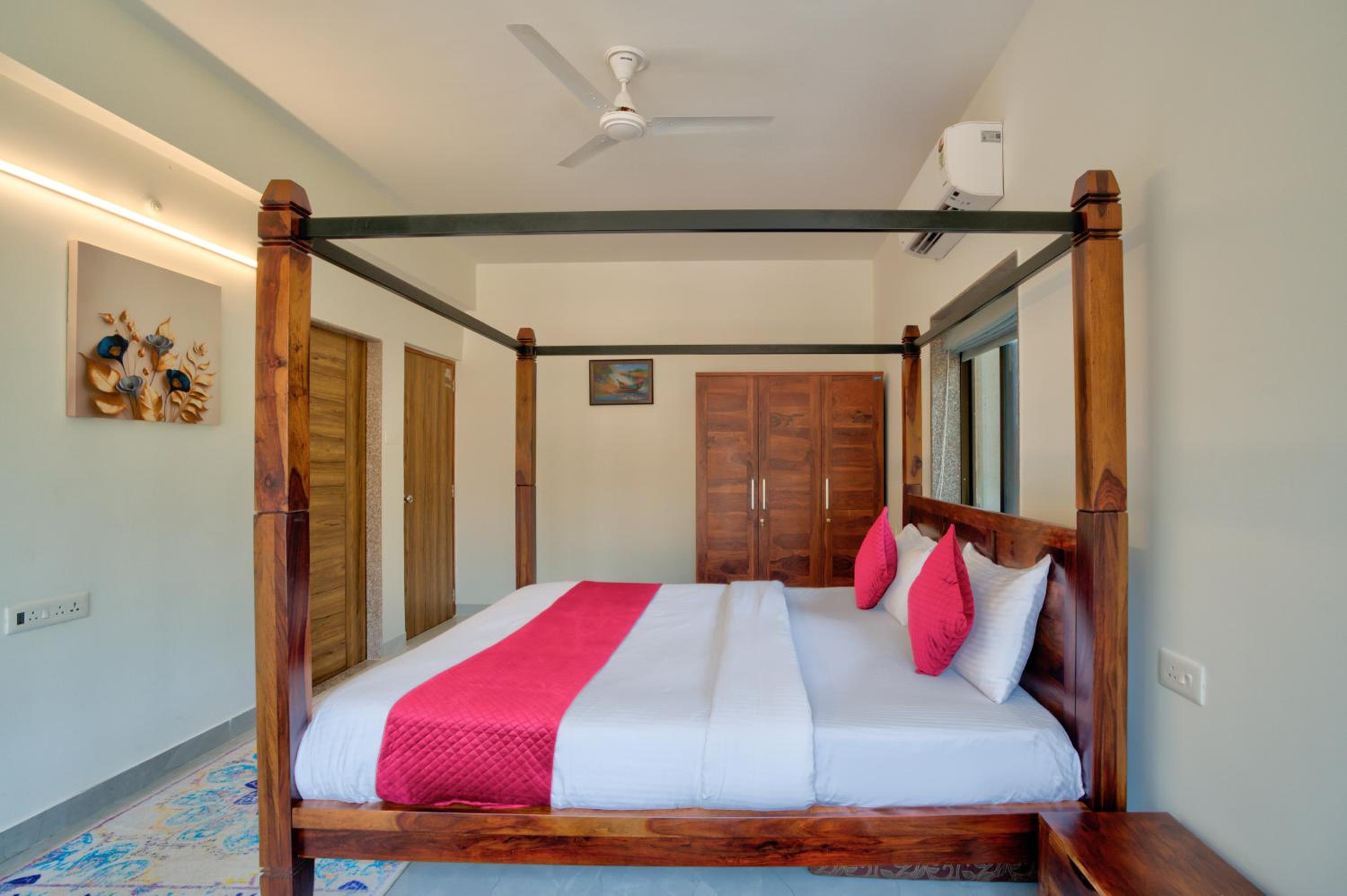 Lavish 2BHK Apartment with Swimming Pool in Candolim