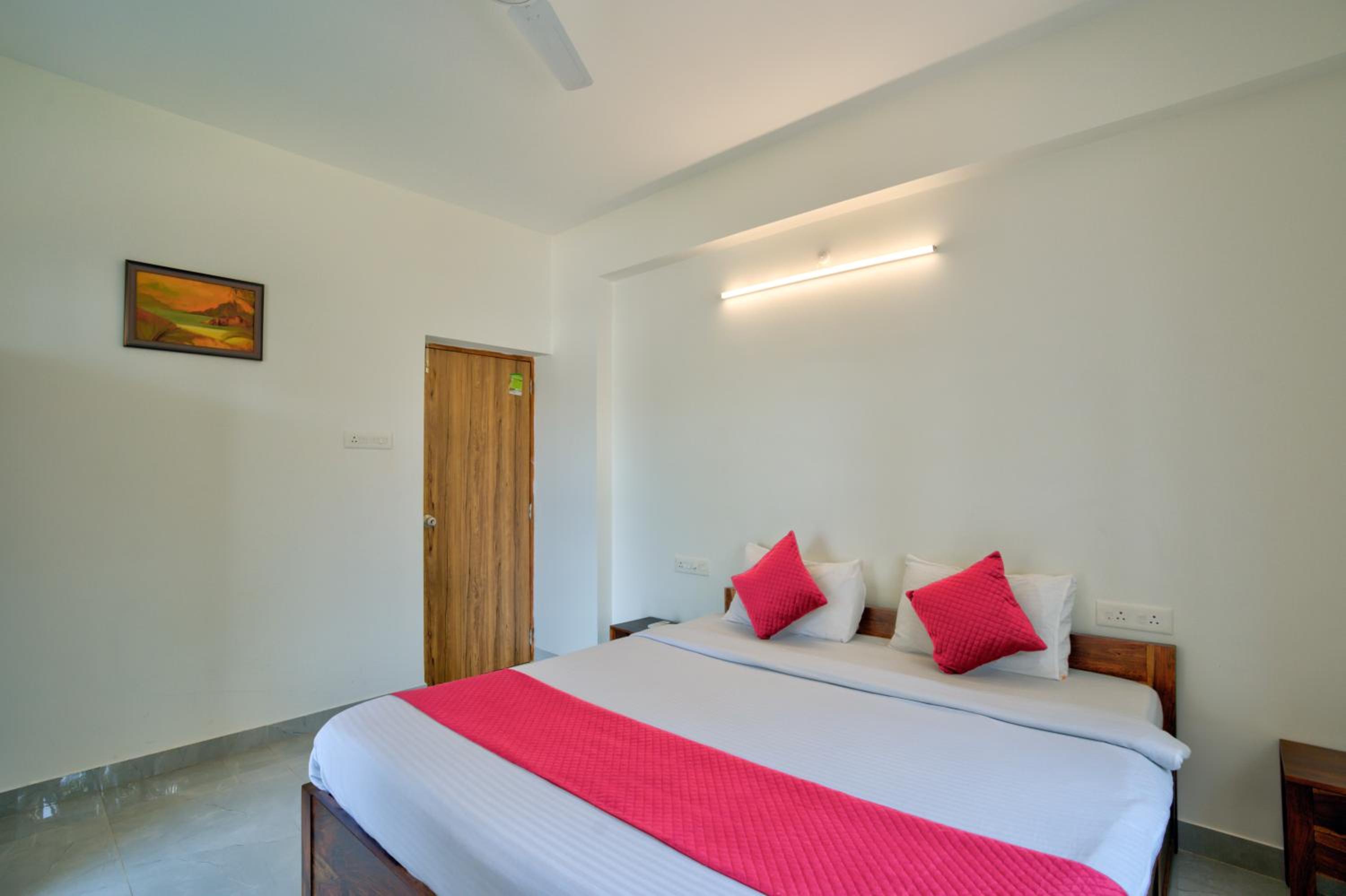 Lavish 2BHK Apartment with Swimming Pool in Candolim