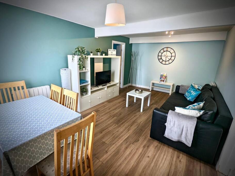 Cosy 2-bedroom house in Leith view 2