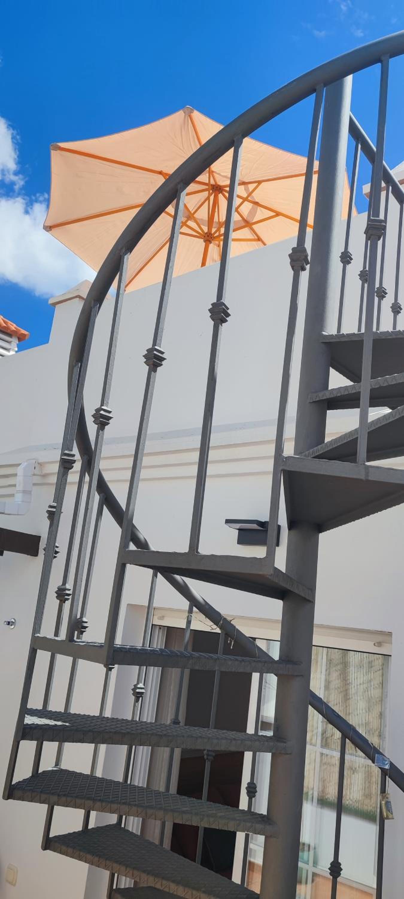 Casa Lidia, bonito y cómodo ático con rooftop privado, impresionantes vistas mar, montaña y jacuzzi