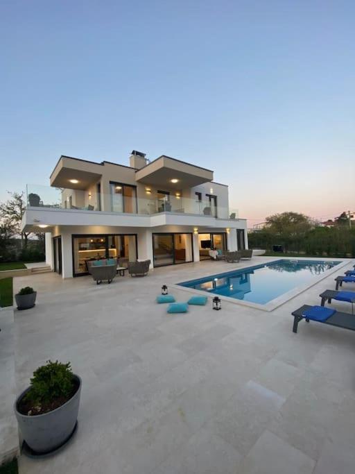 Istria-villa Frani-large pool-parking view 3