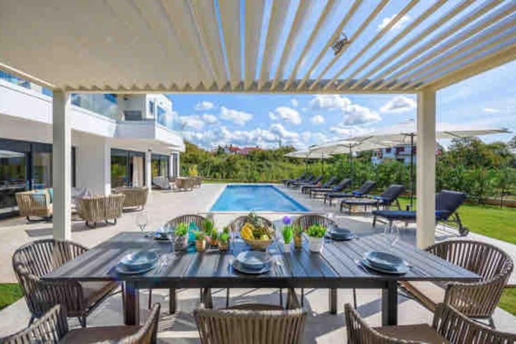 Istria-villa Frani-large pool-parking view 4