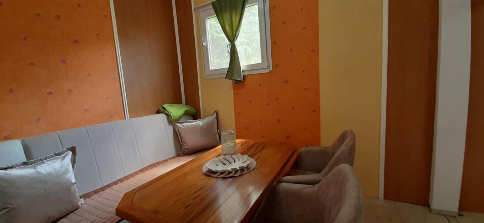 Retro Rooms Center view 3