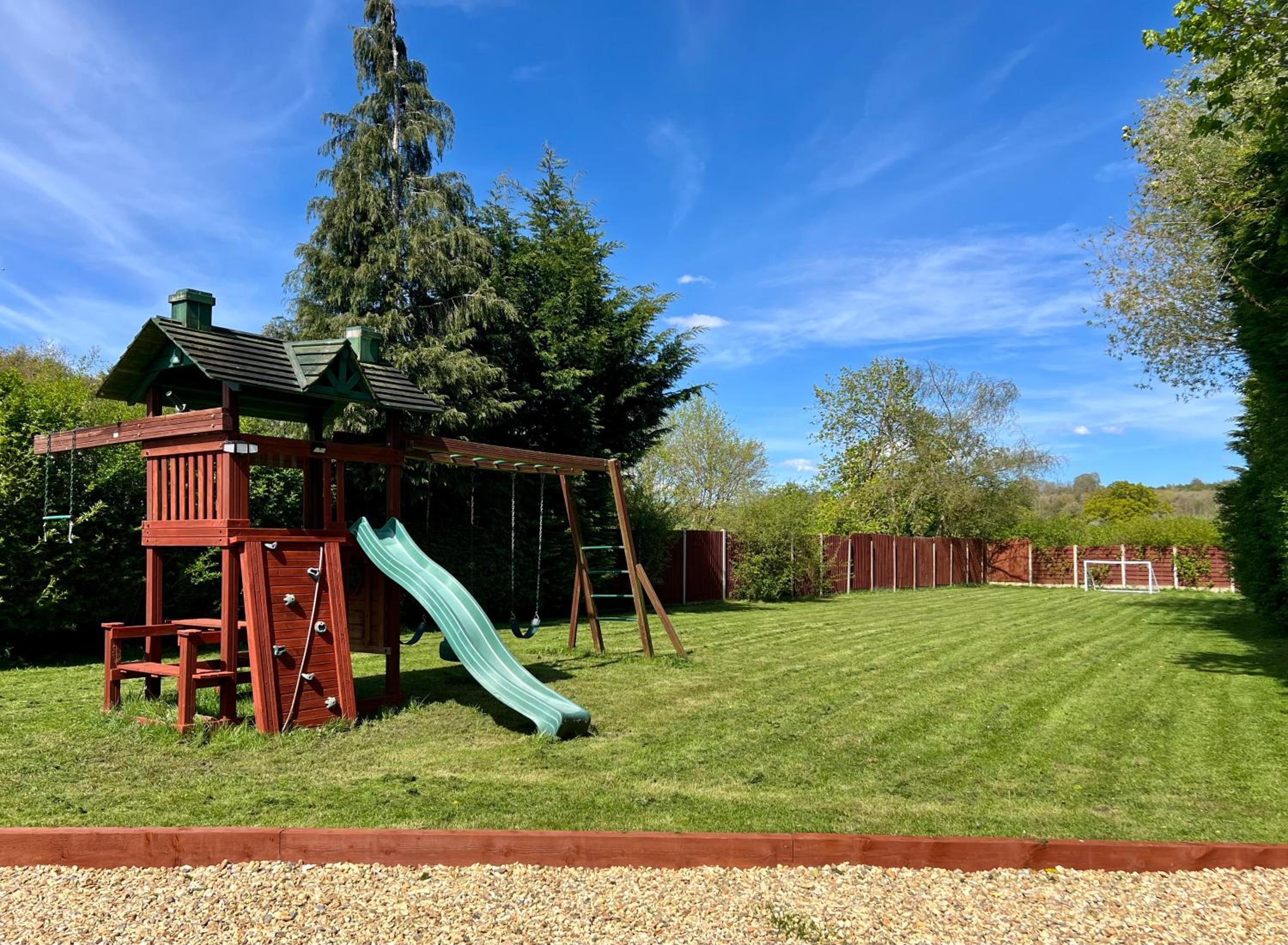Stratford-upon-Avon 4BR Family Mansion on 1 acre with Pool, Gym & BBQ! view 5