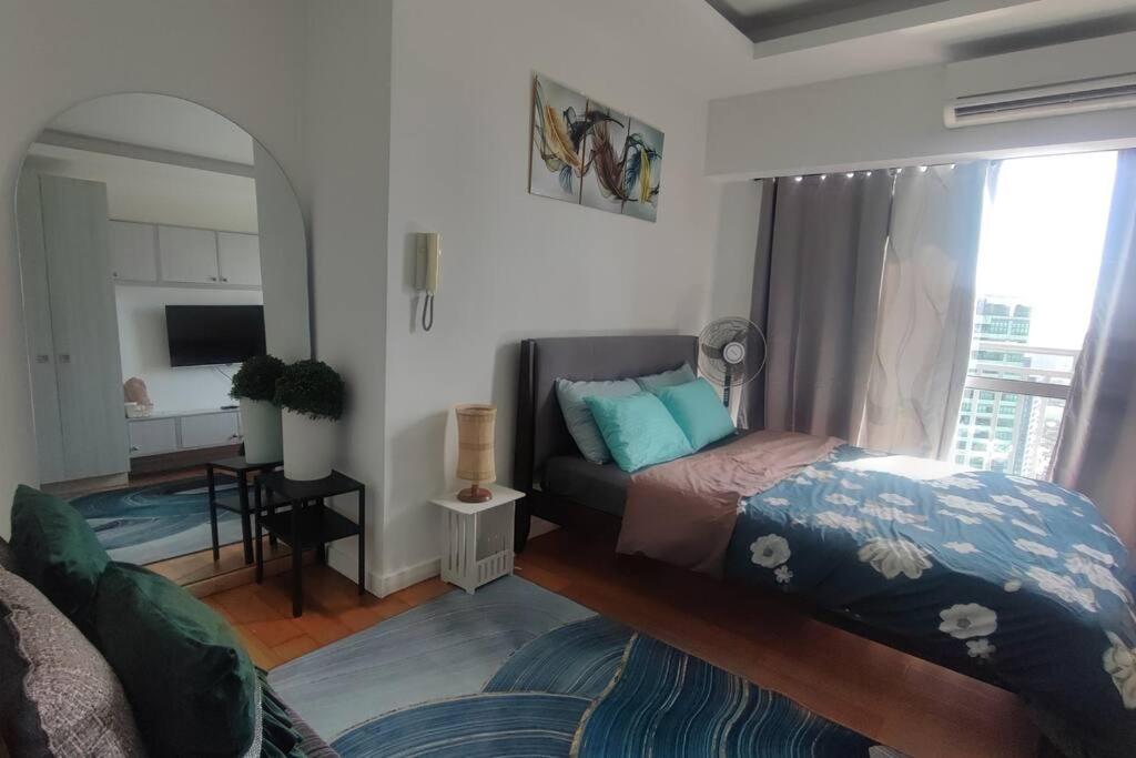 Aveline Suites Luna,1br, Rockwell side view 3