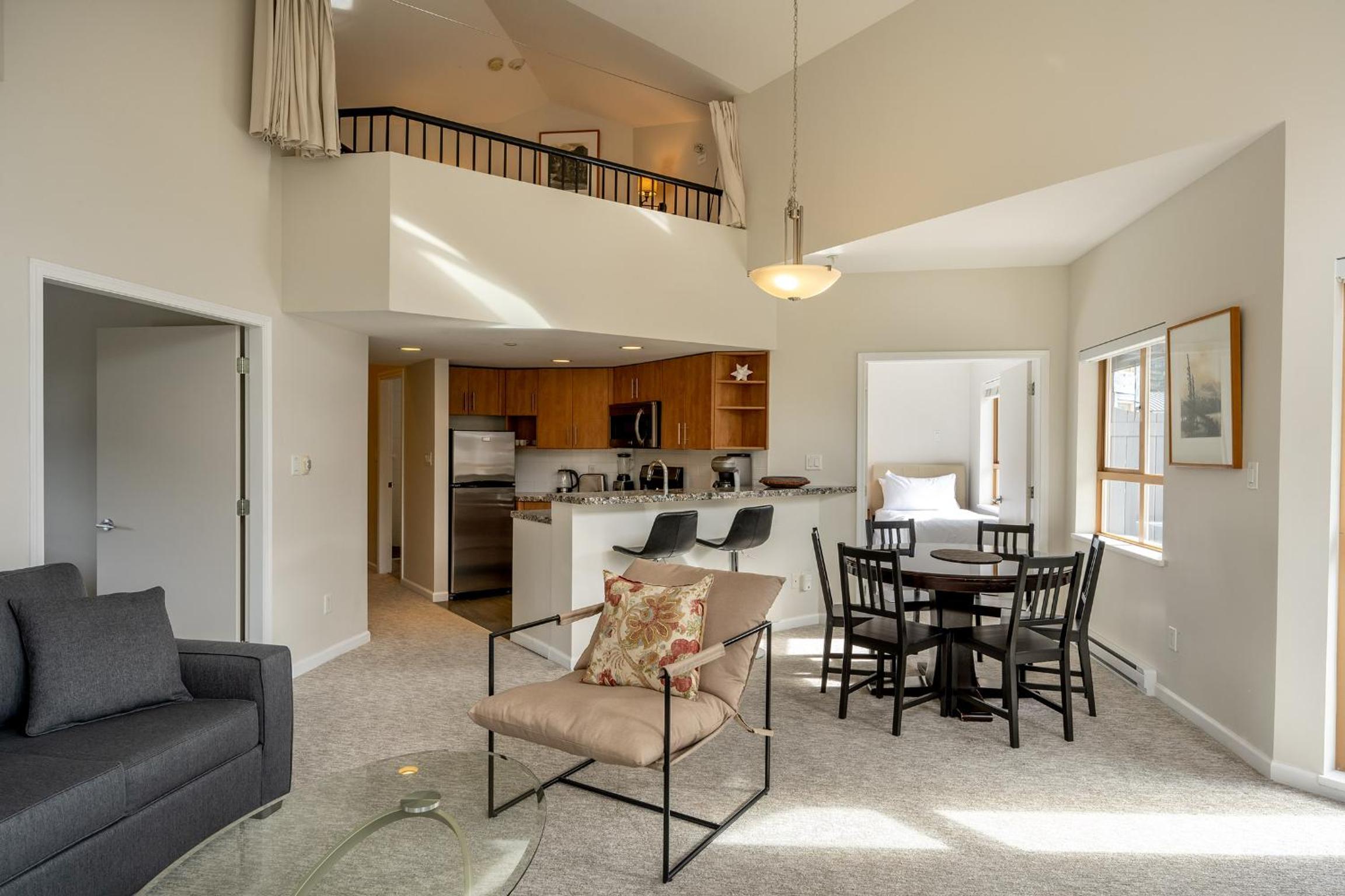 Deluxe 3 Bedroom In The Village With Exceptional Views Of Whistler And Blackcomb