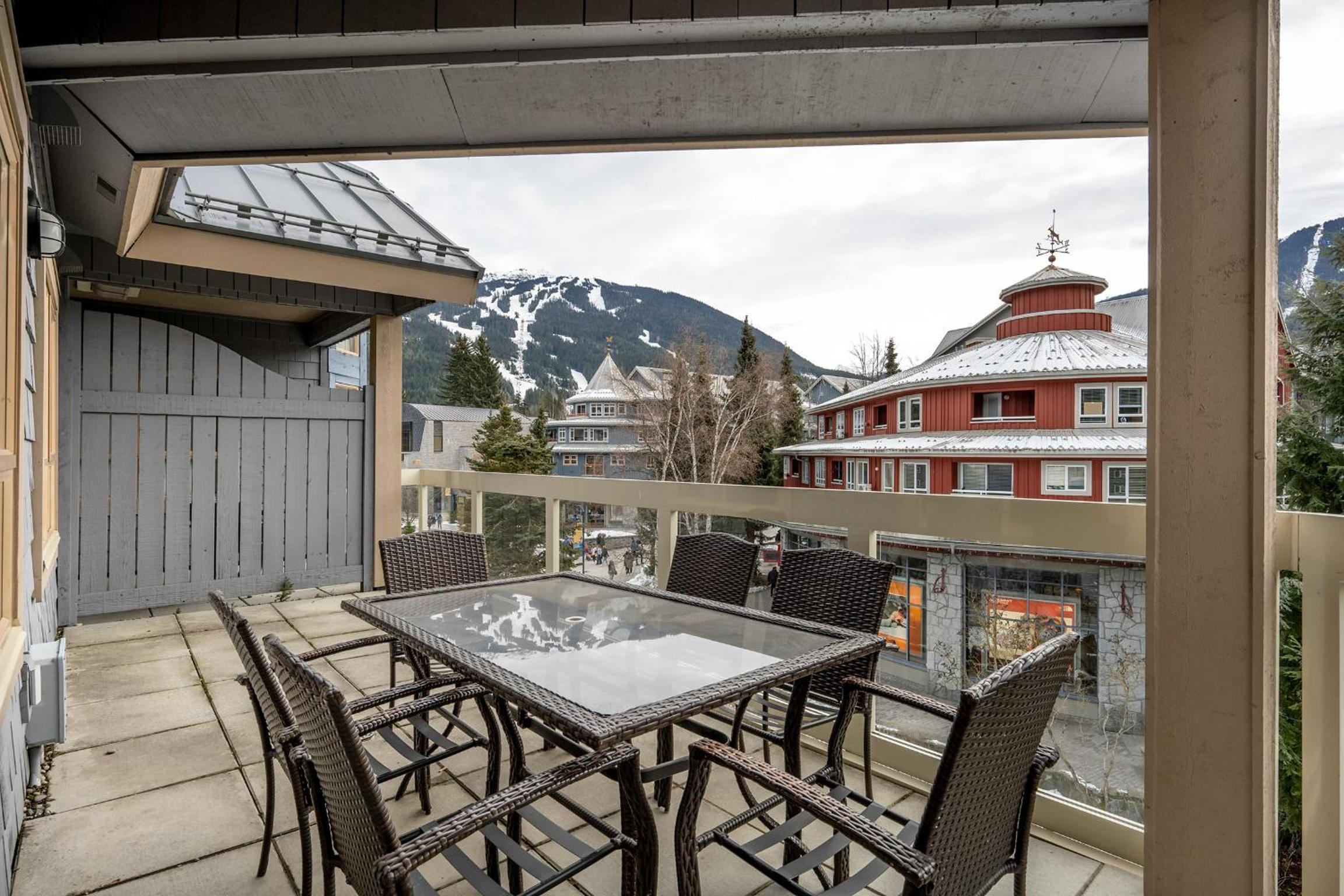 Deluxe 3 Bedroom In The Village With Exceptional Views Of Whistler And Blackcomb
