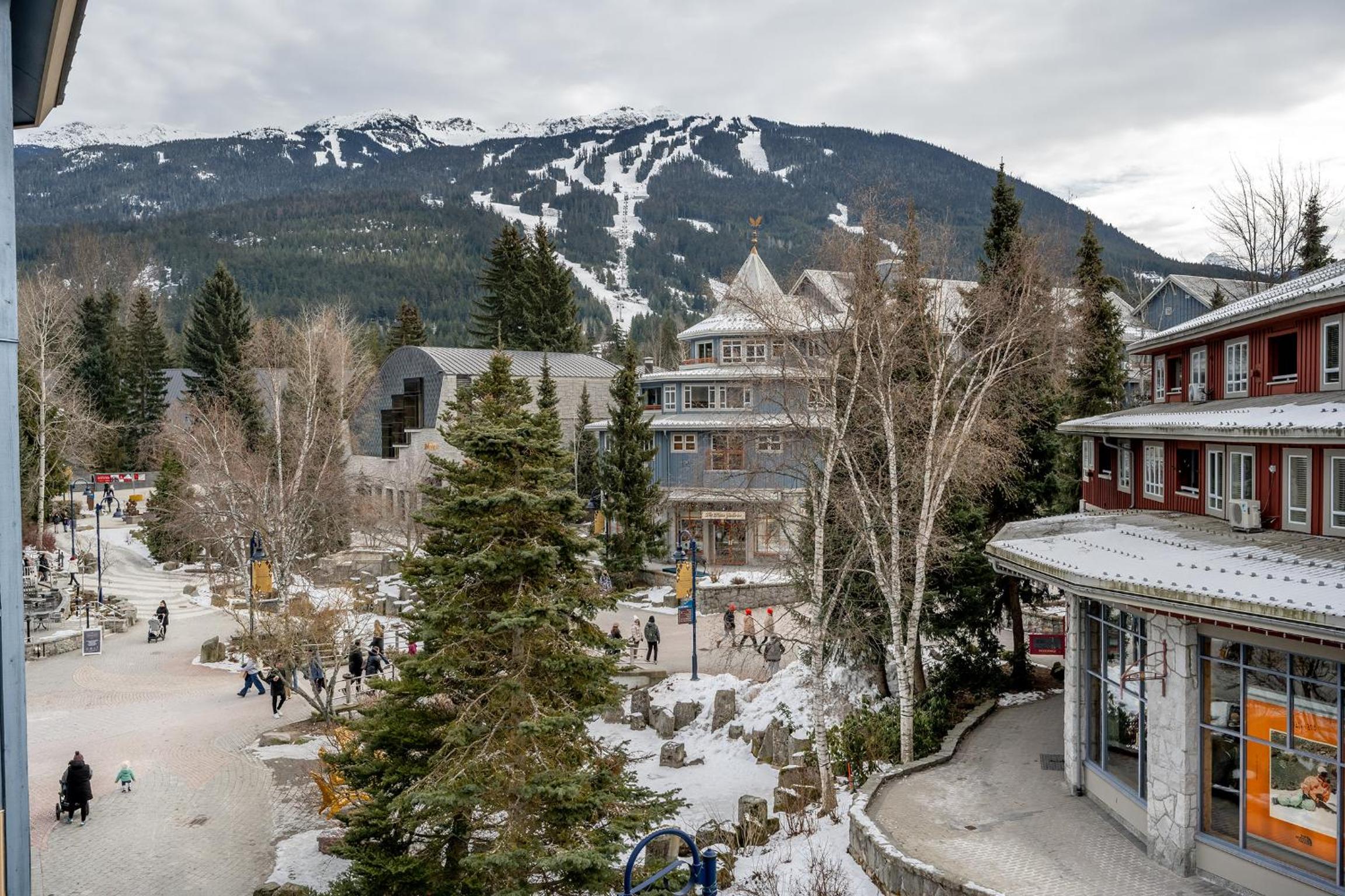 Deluxe 3 Bedroom In The Village With Exceptional Views Of Whistler And Blackcomb