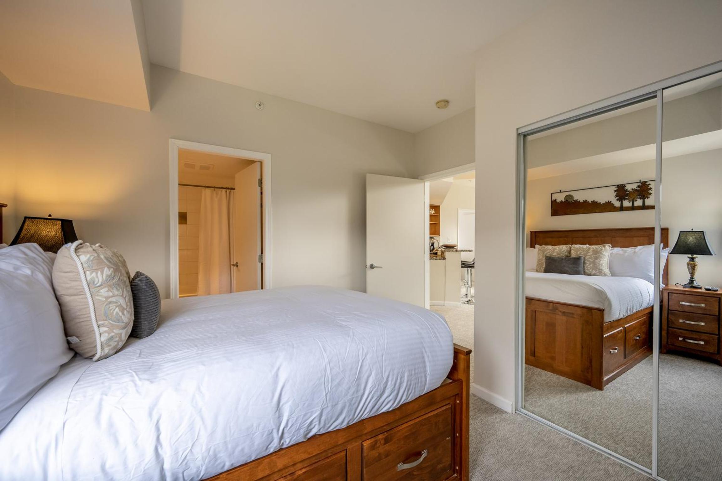 Deluxe 3 Bedroom In The Village With Exceptional Views Of Whistler And Blackcomb