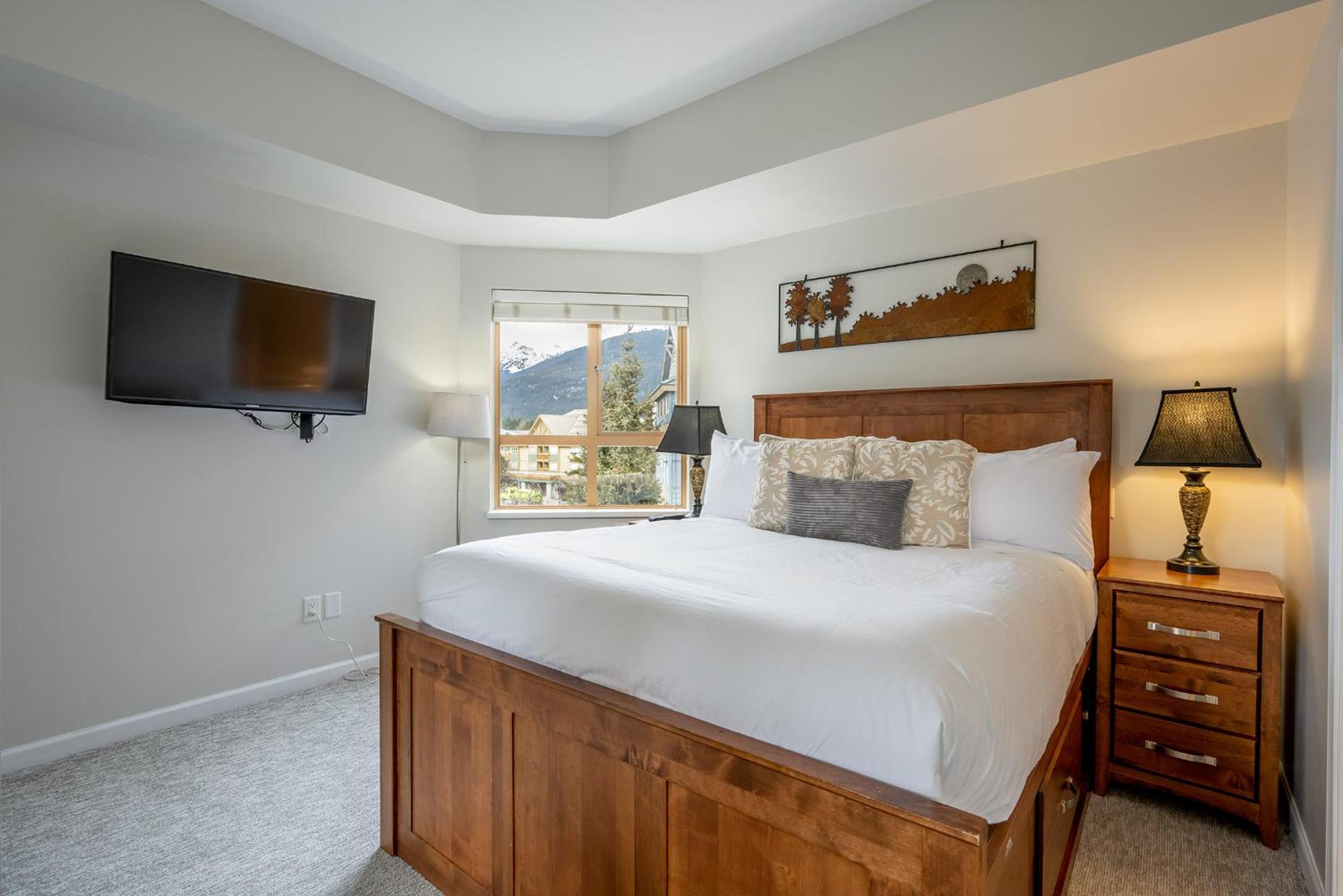 Deluxe 3 Bedroom In The Village With Exceptional Views Of Whistler And Blackcomb