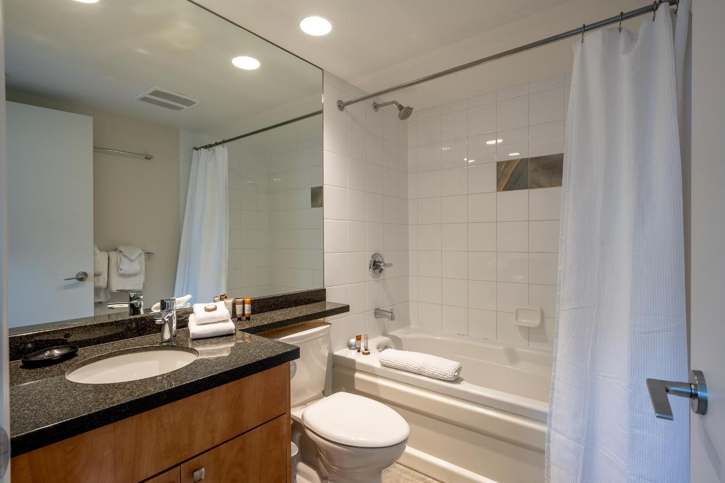 Deluxe 3 Bedroom In The Village With Exceptional Views Of Whistler And Blackcomb