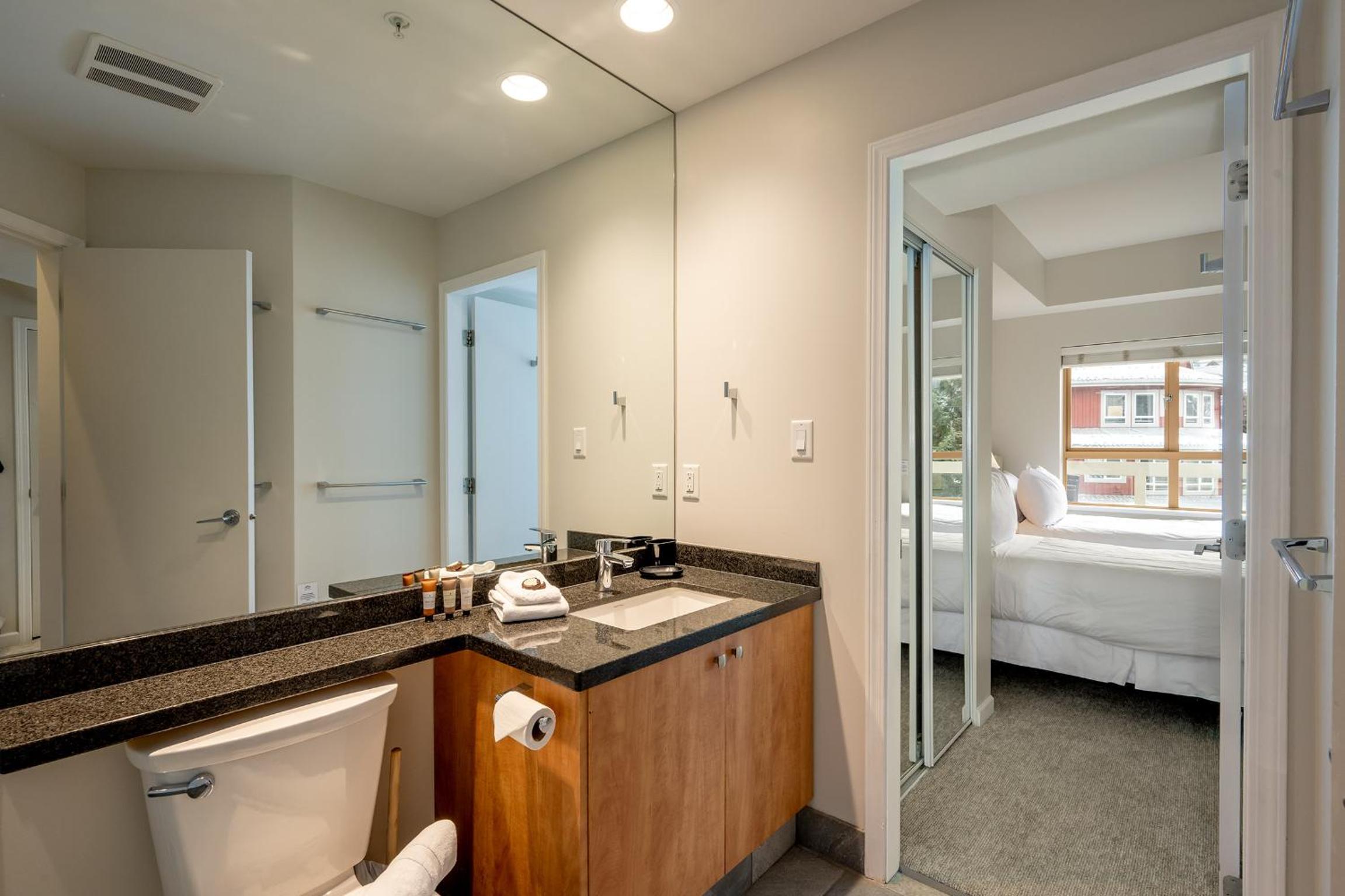 Deluxe 3 Bedroom In The Village With Exceptional Views Of Whistler And Blackcomb