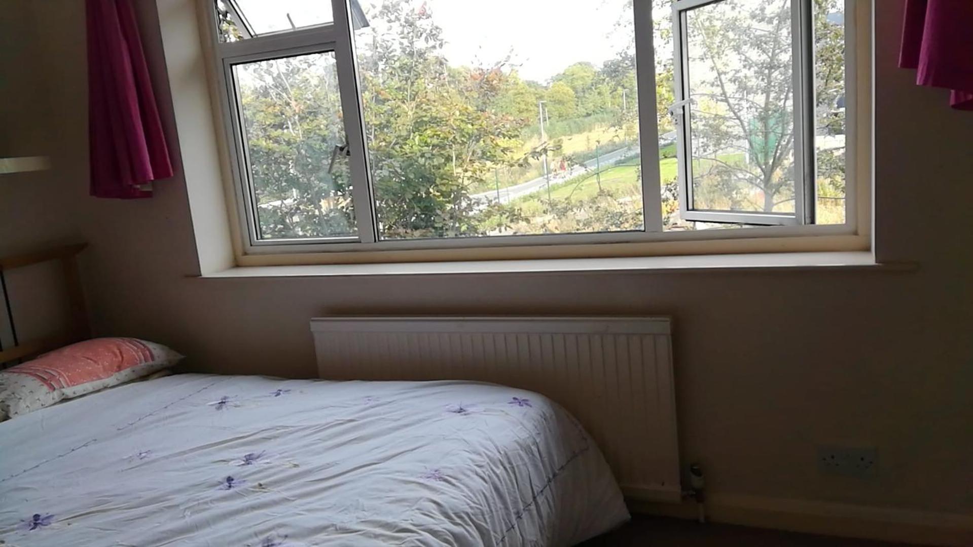 Many Worlds Meet - EuroStar, Wimbledon 30 mins, Central London, Gatwick 15 mins - Spacious, Sleeps up to 16 plus Cot - Free WiFi, Parking - Next to Lloyd P view 3