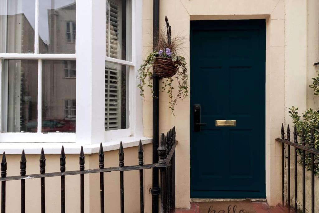 Elegant 2-Bed Regency House by Beach - Hove Lawns