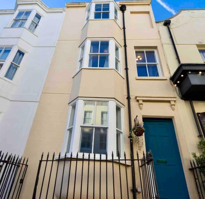 Elegant 2-Bed Regency House by Beach - Hove Lawns