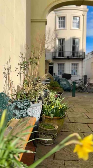 Elegant 2-Bed Regency House by Beach - Hove Lawns