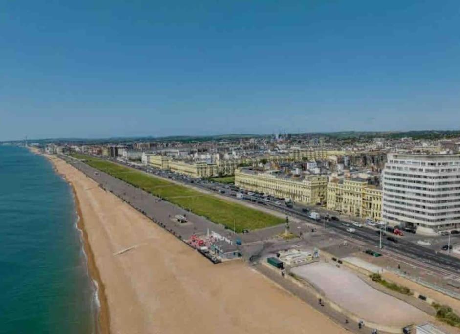 Elegant 2-Bed Regency House by Beach - Hove Lawns