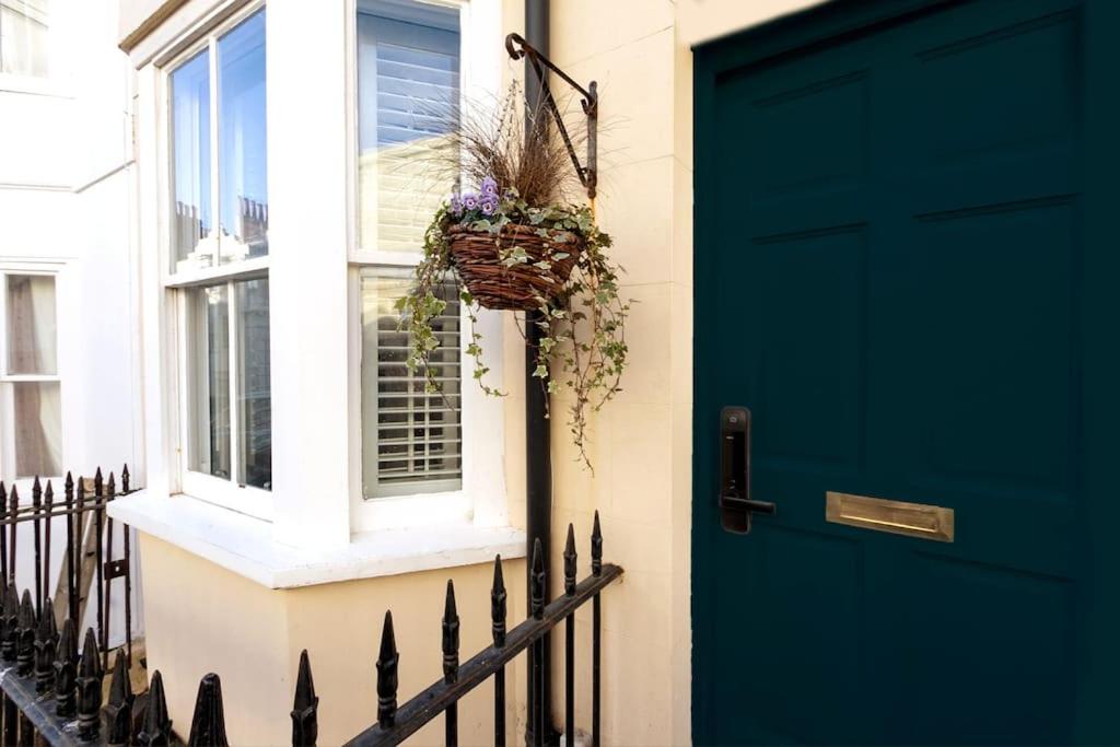 Elegant 2-Bed Regency House by Beach - Hove Lawns