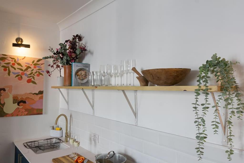 Elegant 2-Bed Regency House by Beach - Hove Lawns