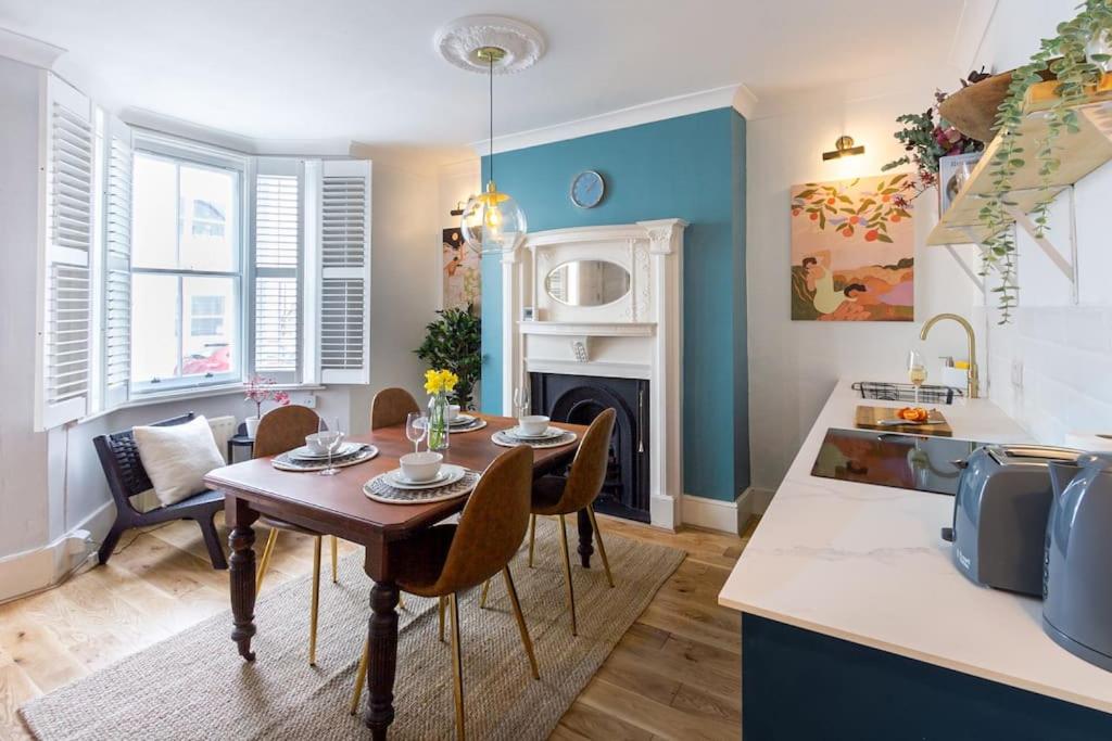 Elegant 2-Bed Regency House by Beach - Hove Lawns