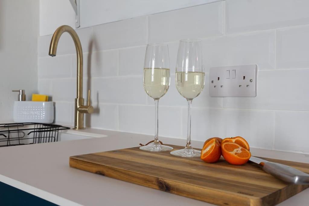 Elegant 2-Bed Regency House by Beach - Hove Lawns