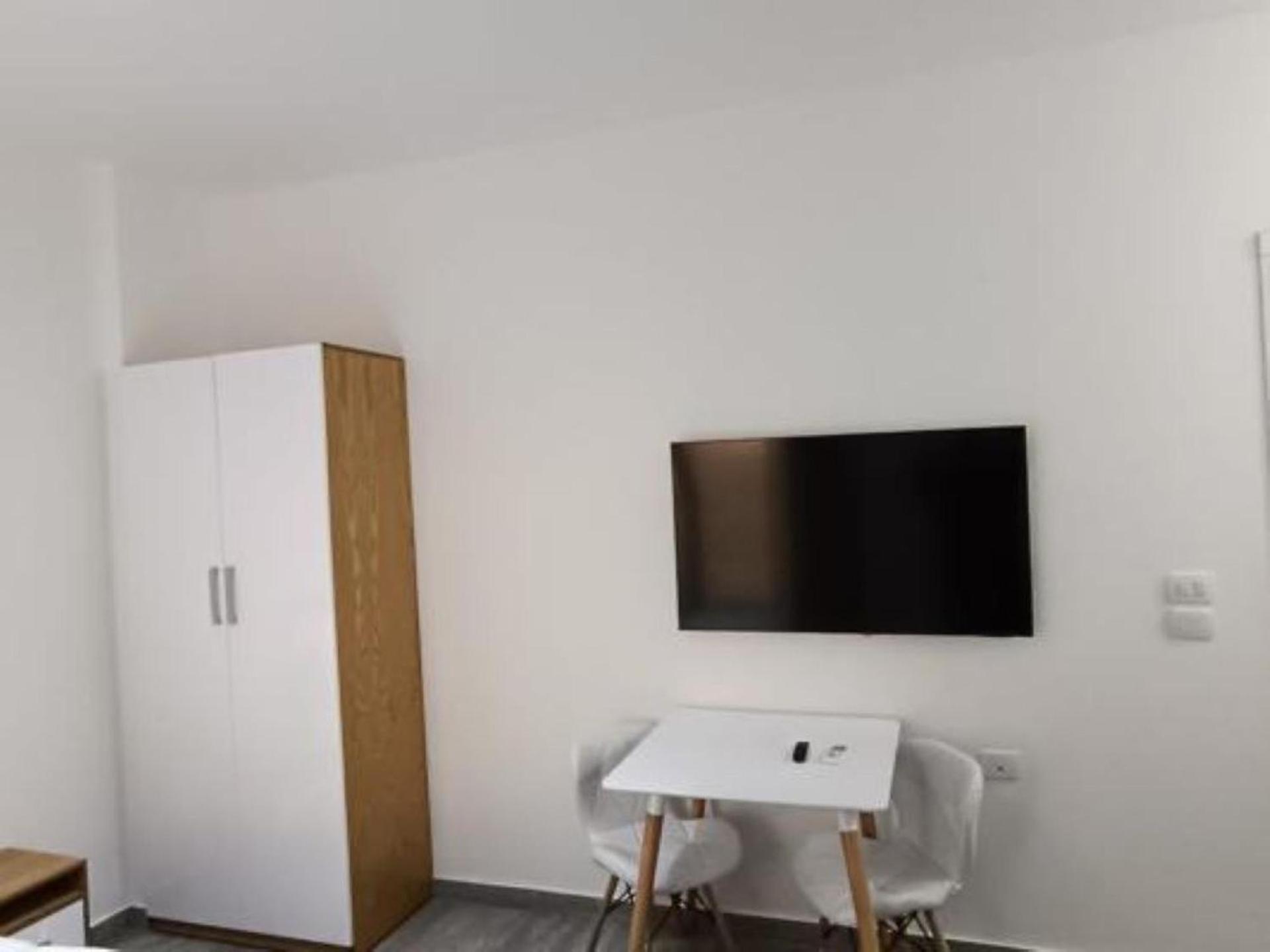 Studio Sleeps 2 with Balcony Pool & Parking