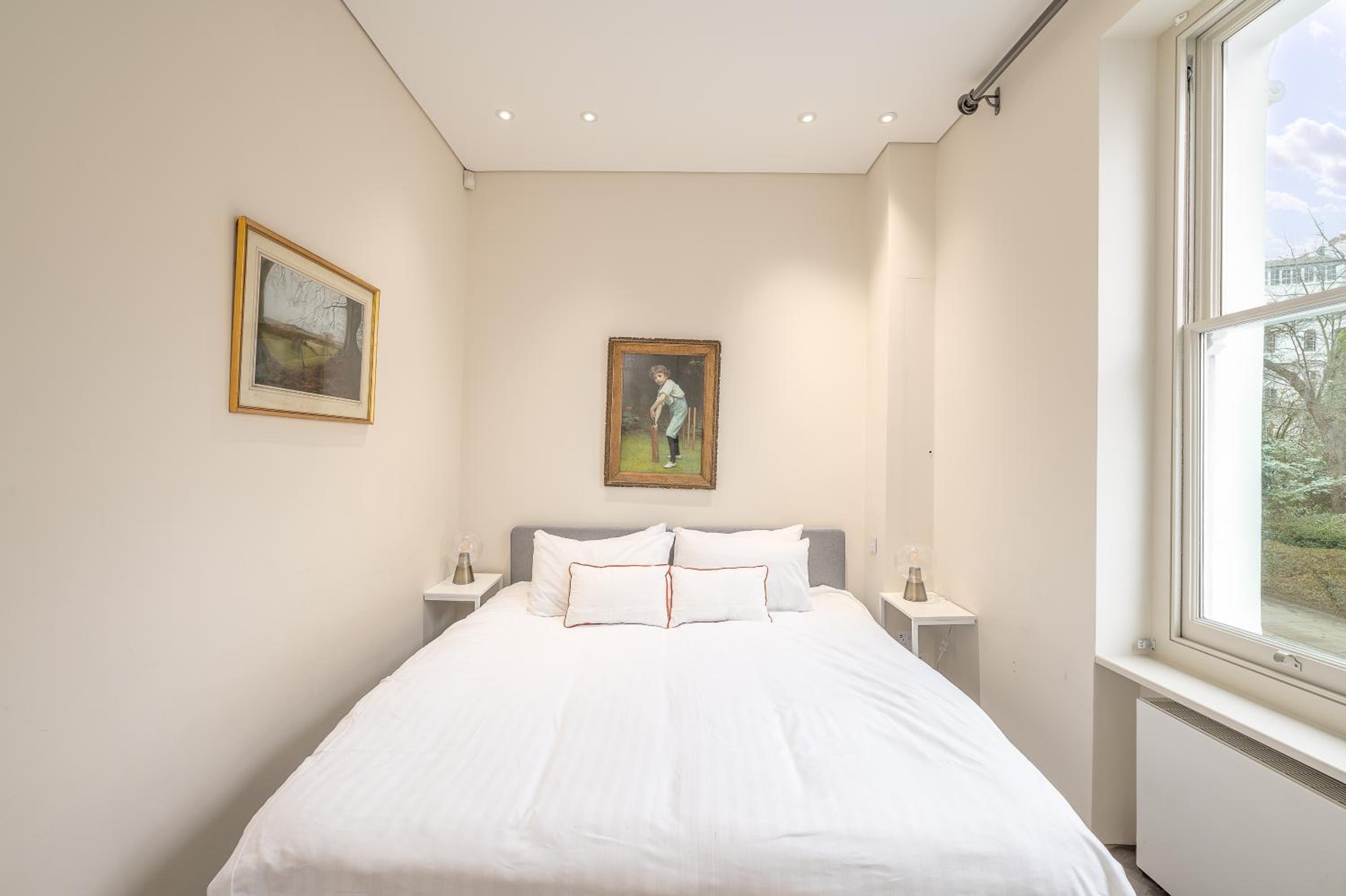 Brand New Refurbishment Townhouse in Notting Hill near Portobello Road with AC Air Conditioning & Roof Terrace