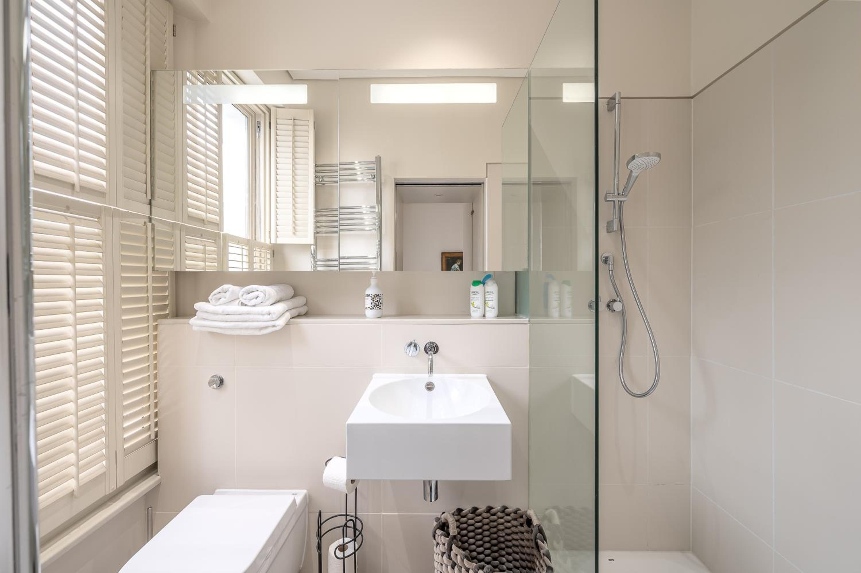 Brand New Refurbishment Townhouse in Notting Hill near Portobello Road with AC Air Conditioning & Roof Terrace