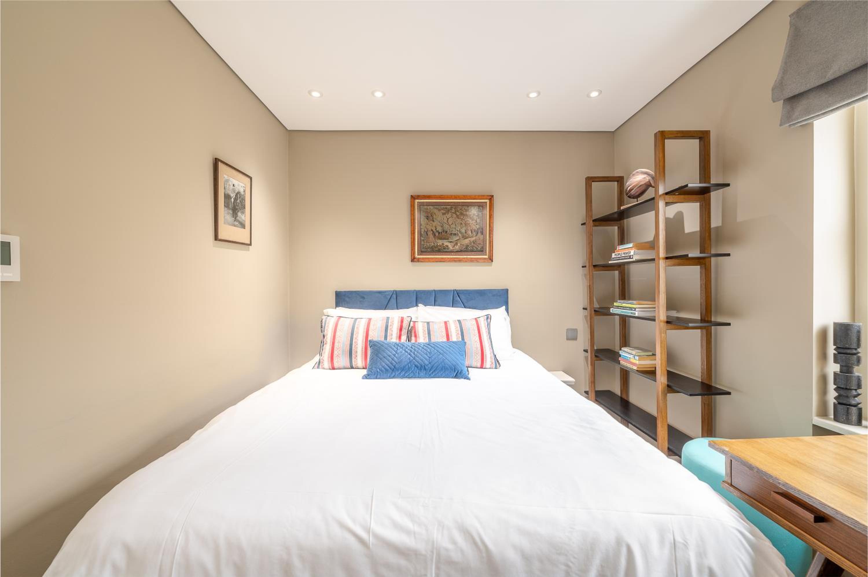 Brand New Refurbishment Townhouse in Notting Hill near Portobello Road with AC Air Conditioning & Roof Terrace