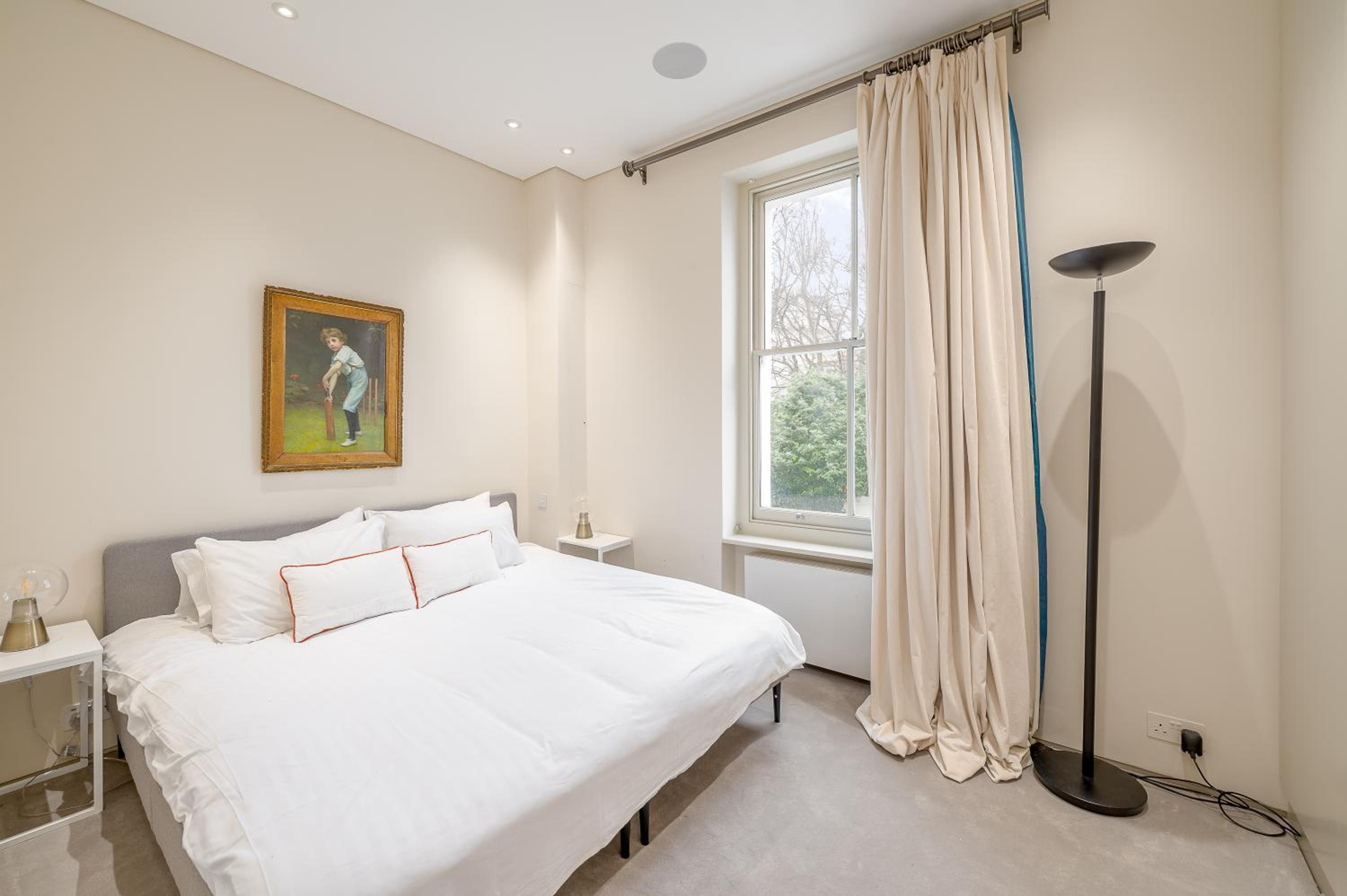 Brand New Refurbishment Townhouse in Notting Hill near Portobello Road with AC Air Conditioning & Roof Terrace