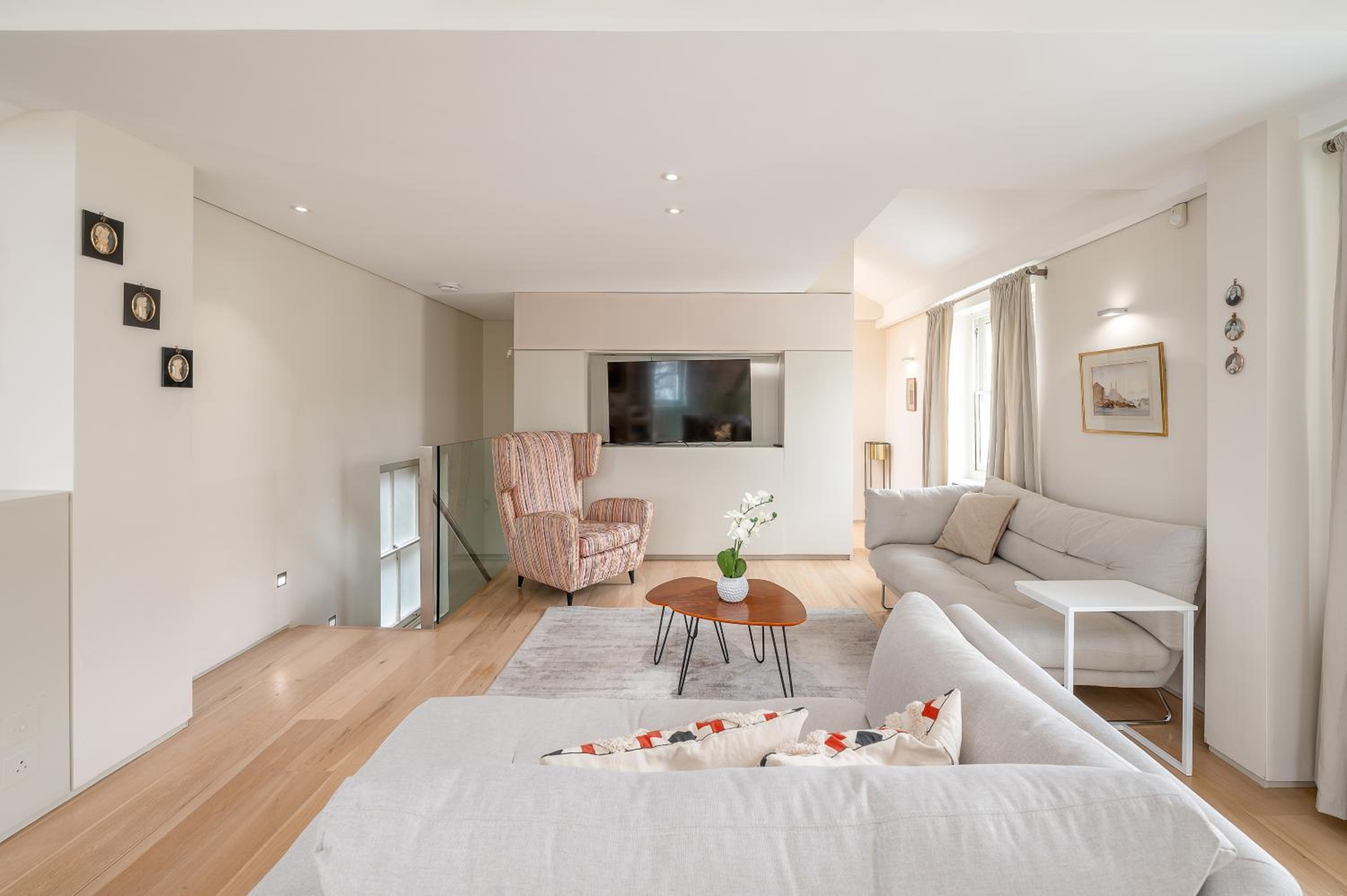 Brand New Refurbishment Townhouse in Notting Hill near Portobello Road with AC Air Conditioning & Roof Terrace