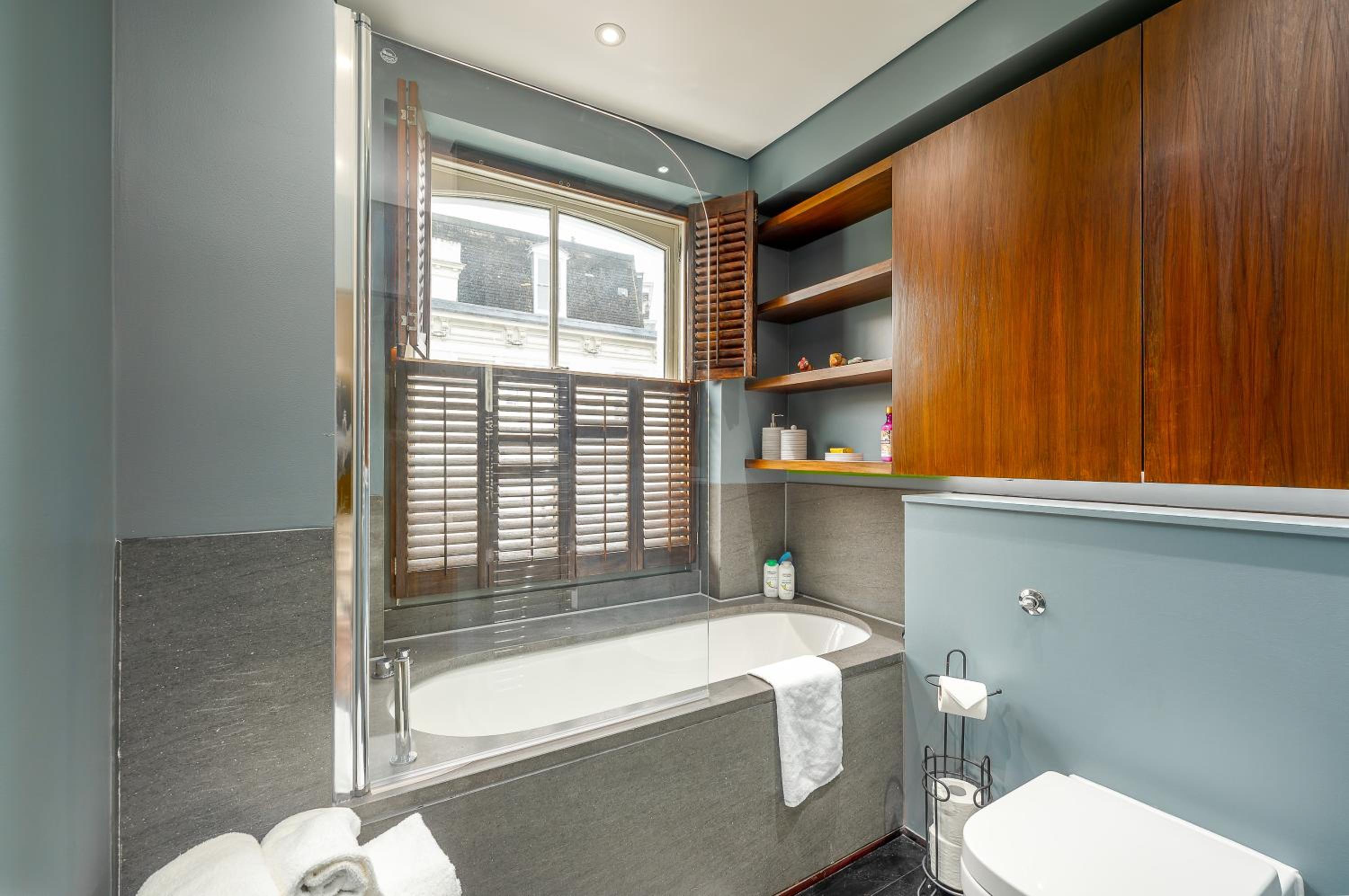 Brand New Refurbishment Townhouse in Notting Hill near Portobello Road with AC Air Conditioning & Roof Terrace