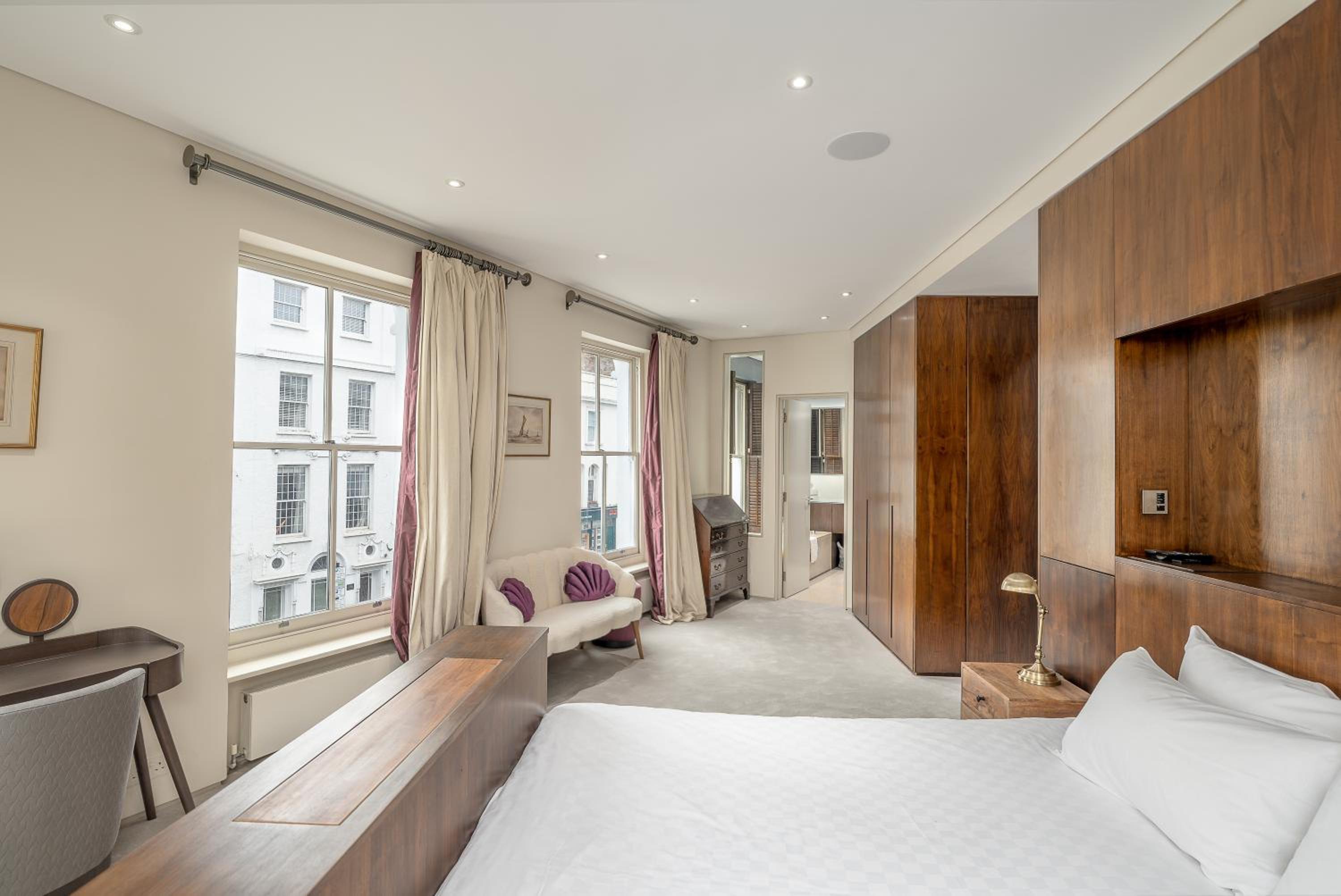 Brand New Refurbishment Townhouse in Notting Hill near Portobello Road with AC Air Conditioning & Roof Terrace