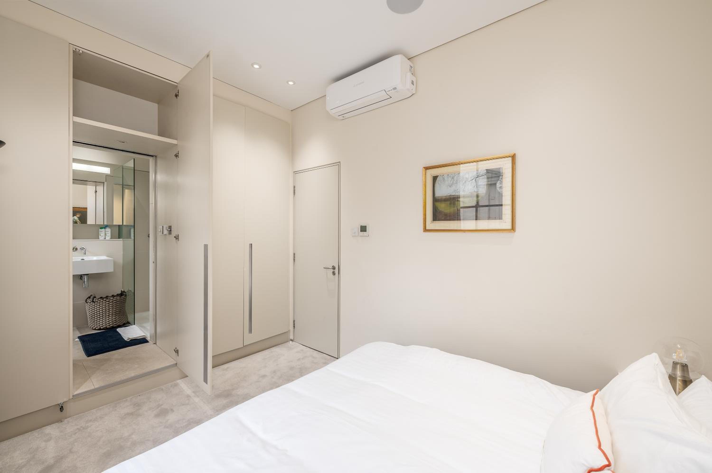 Brand New Refurbishment Townhouse in Notting Hill near Portobello Road with AC Air Conditioning & Roof Terrace