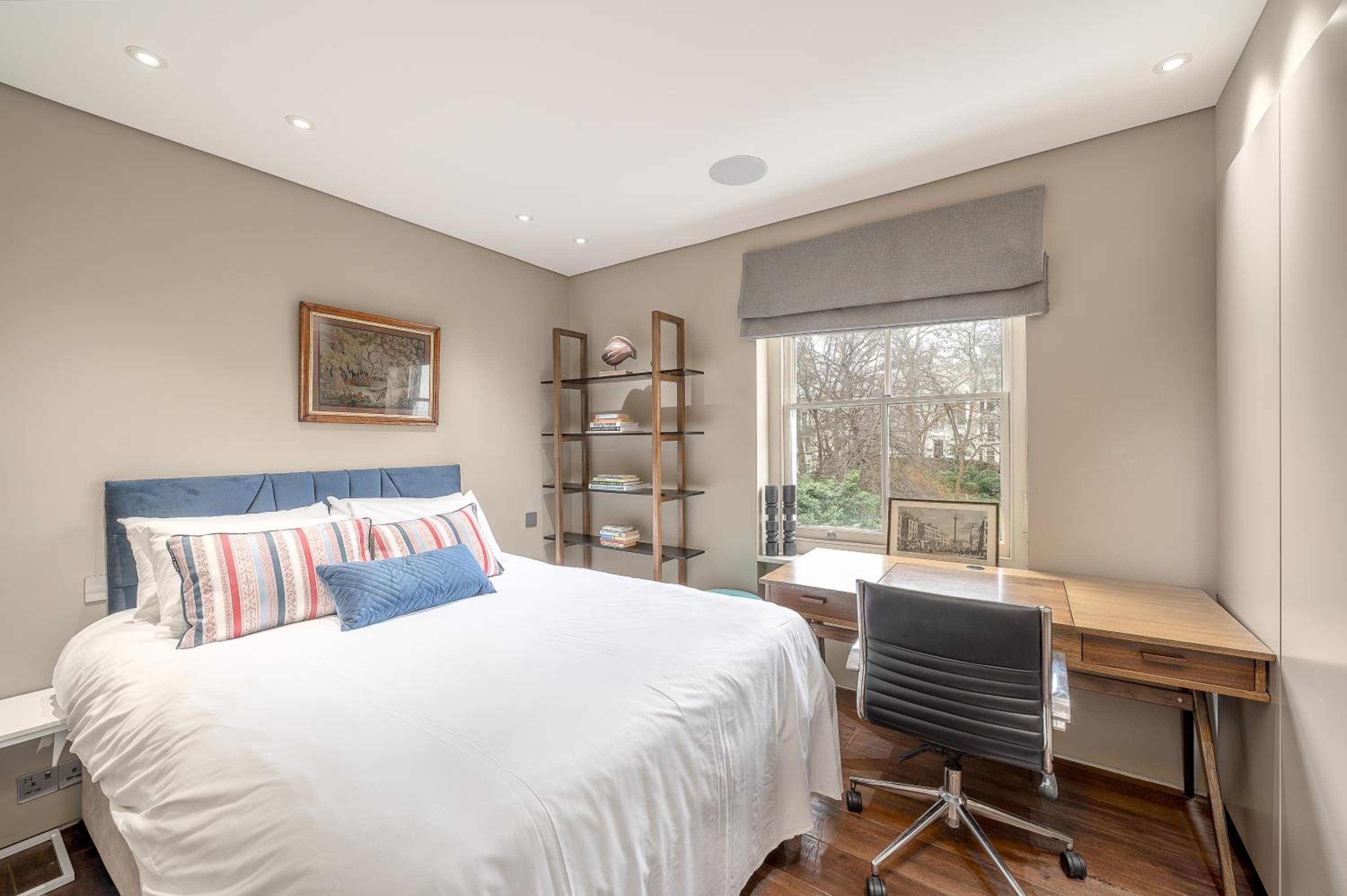 Brand New Refurbishment Townhouse in Notting Hill near Portobello Road with AC Air Conditioning & Roof Terrace