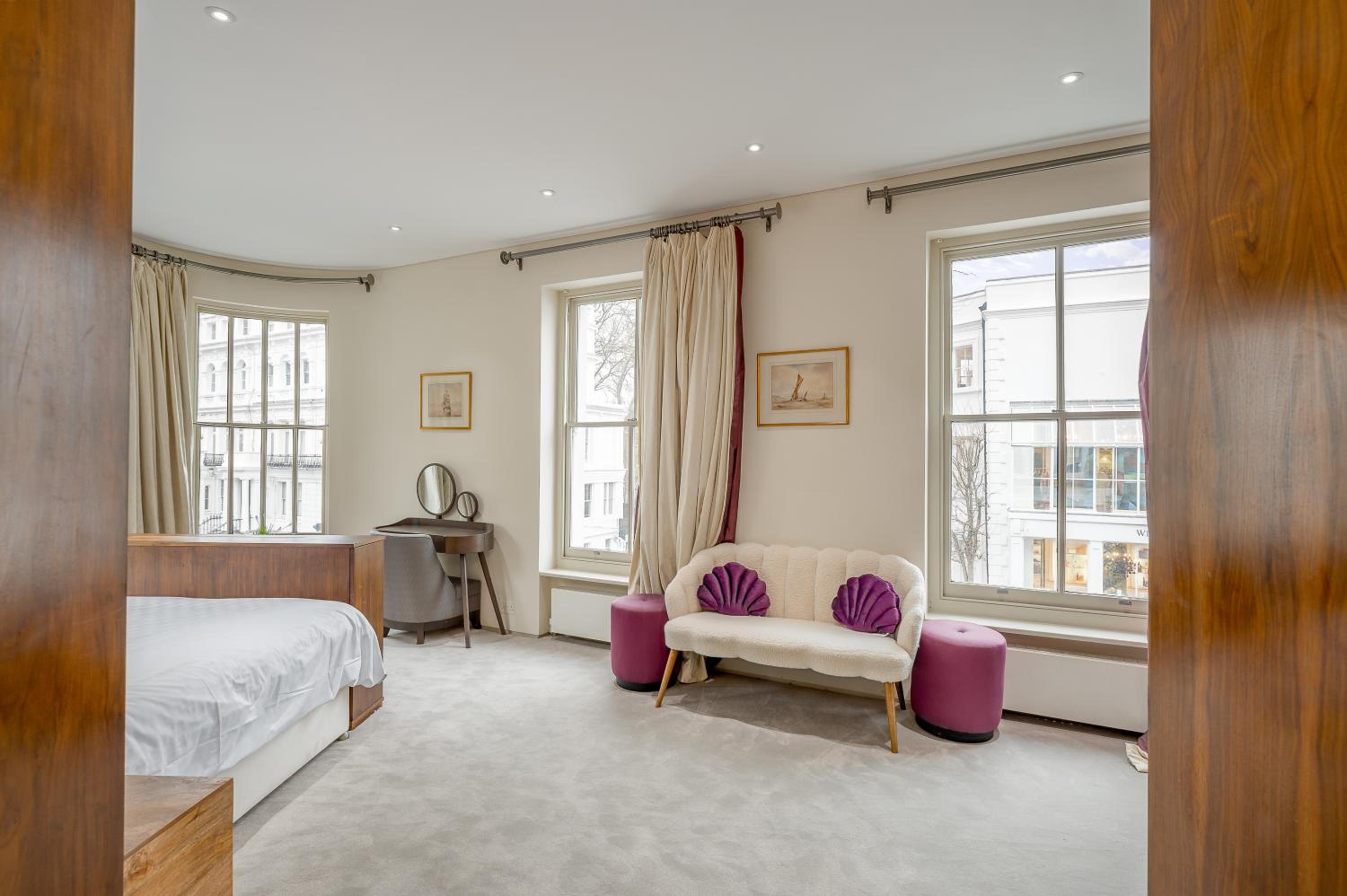 Brand New Refurbishment Townhouse in Notting Hill near Portobello Road with AC Air Conditioning & Roof Terrace