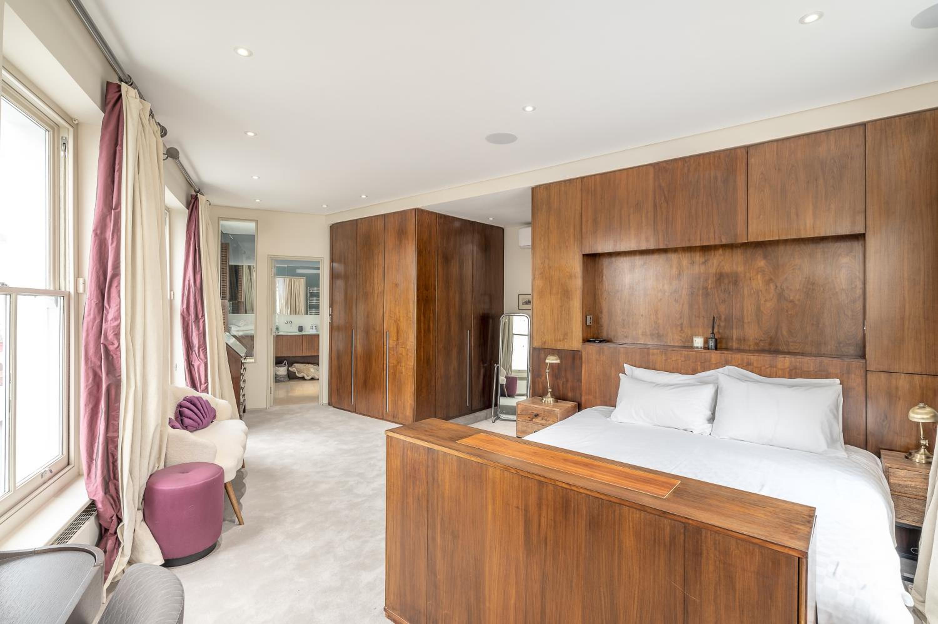 Brand New Refurbishment Townhouse in Notting Hill near Portobello Road with AC Air Conditioning & Roof Terrace