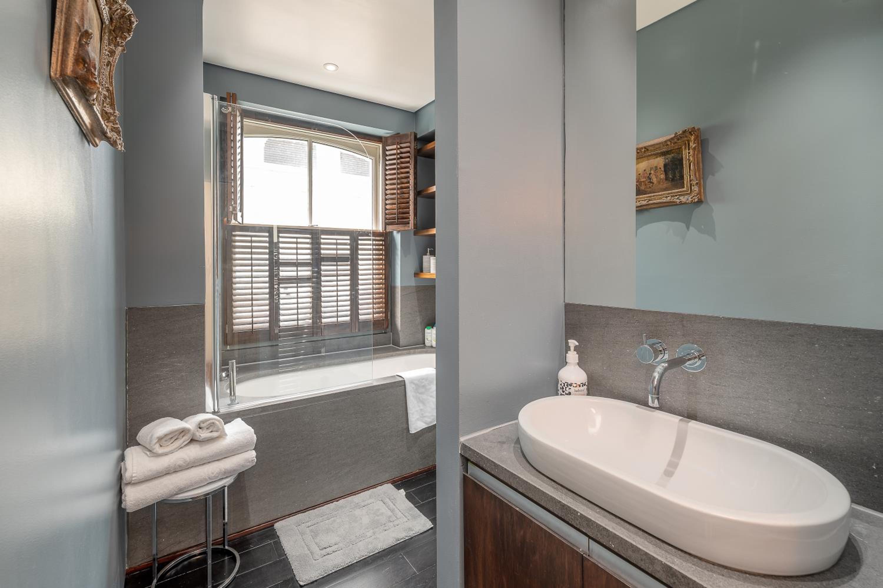 Brand New Refurbishment Townhouse in Notting Hill near Portobello Road with AC Air Conditioning & Roof Terrace