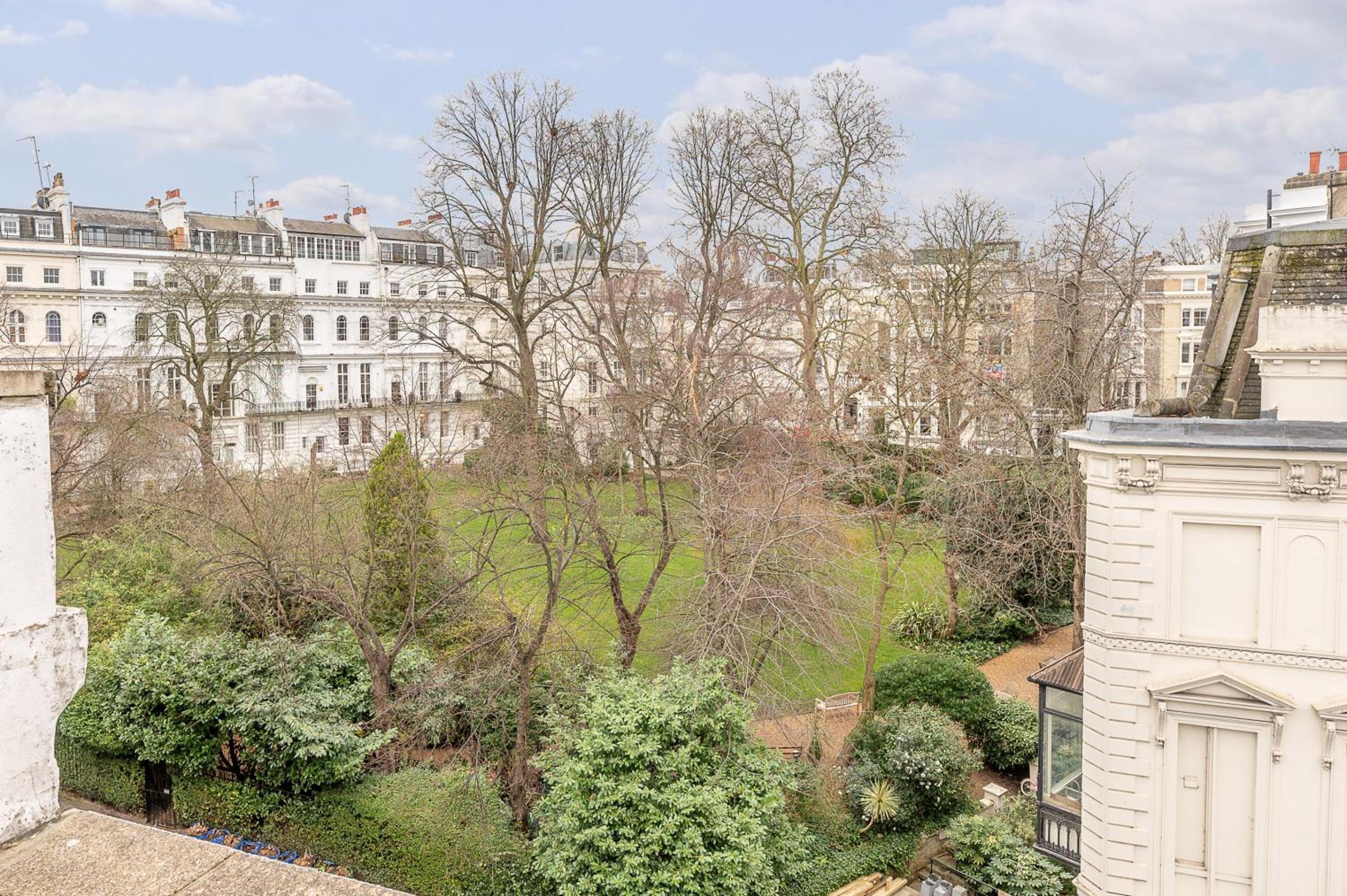 Brand New Refurbishment Townhouse in Notting Hill near Portobello Road with AC Air Conditioning & Roof Terrace