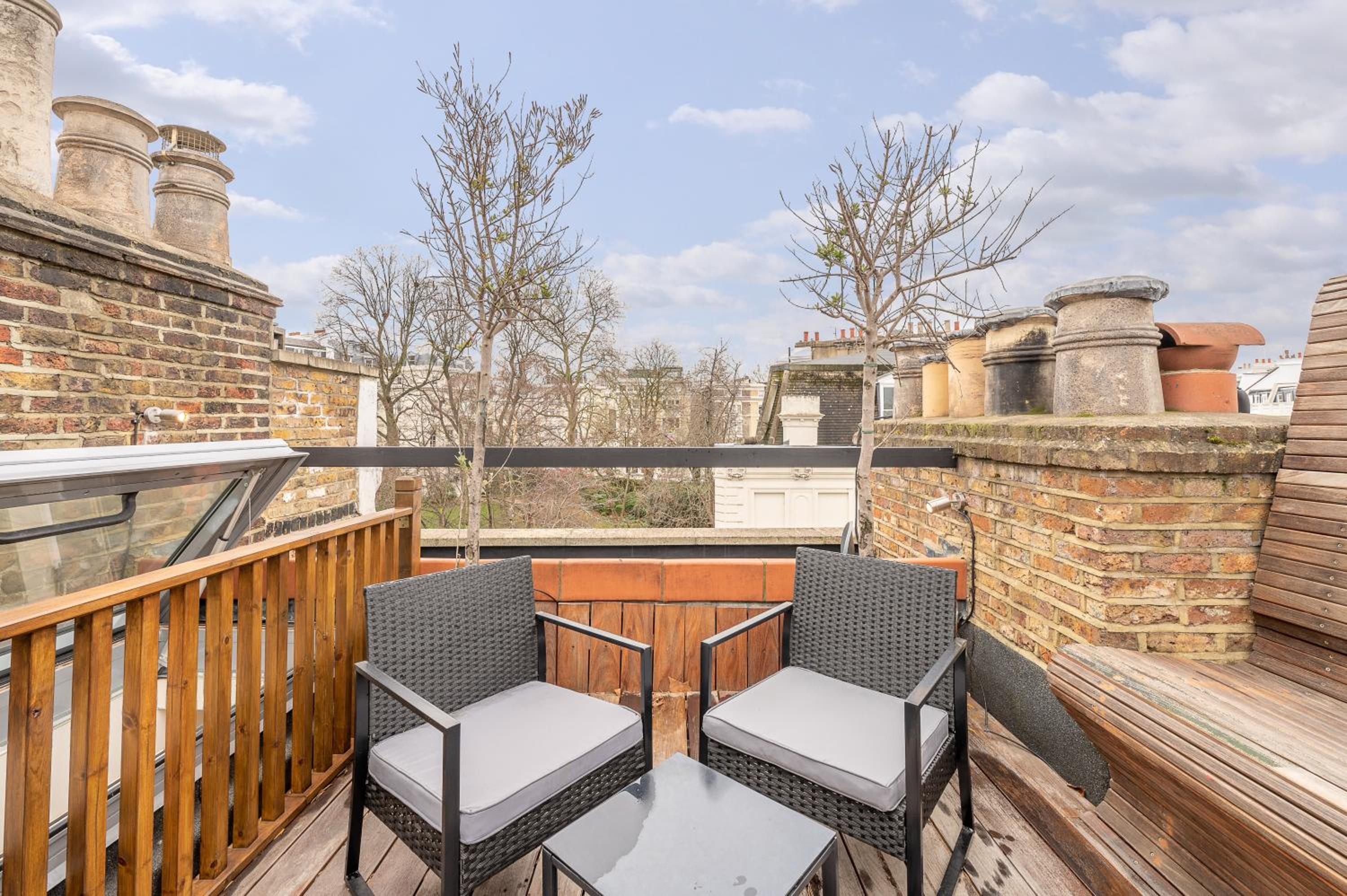Brand New Refurbishment Townhouse in Notting Hill near Portobello Road with AC Air Conditioning & Roof Terrace