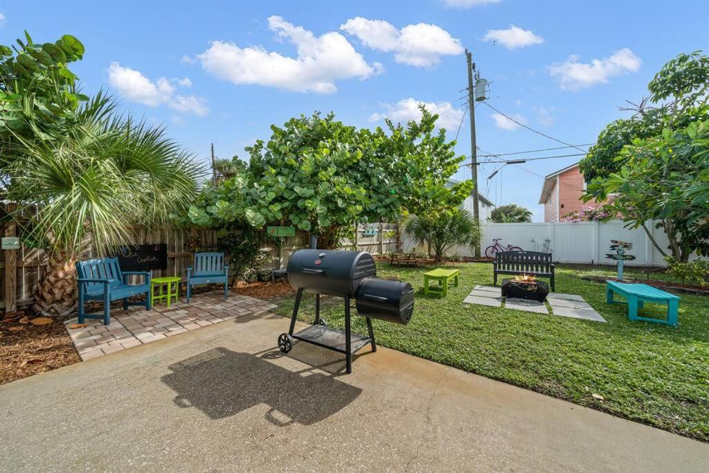 Laid-Back Bungalow 25 Blocks to Beach with Pool, Kayak and SUP Access