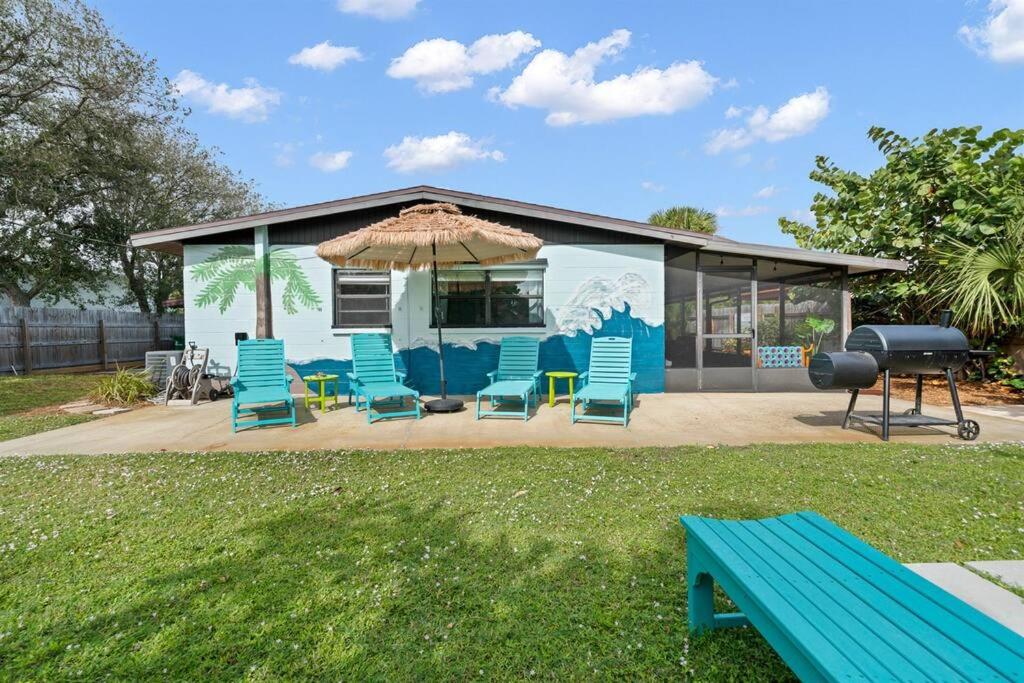 Laid-Back Bungalow 25 Blocks to Beach with Pool, Kayak and SUP Access