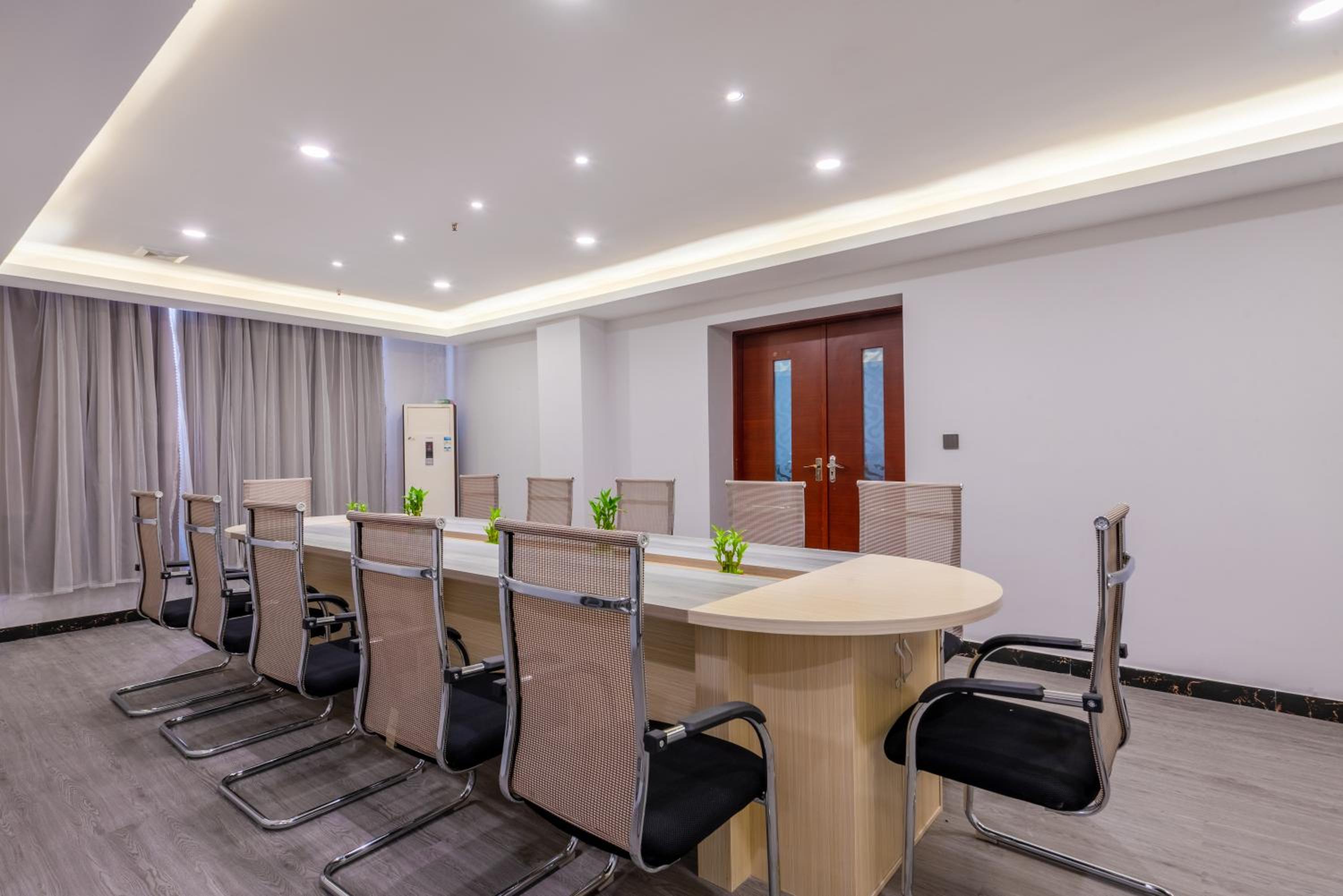Huahang Hotel - Guangzhou Baiyun International Airport - Free airport shuttle bus