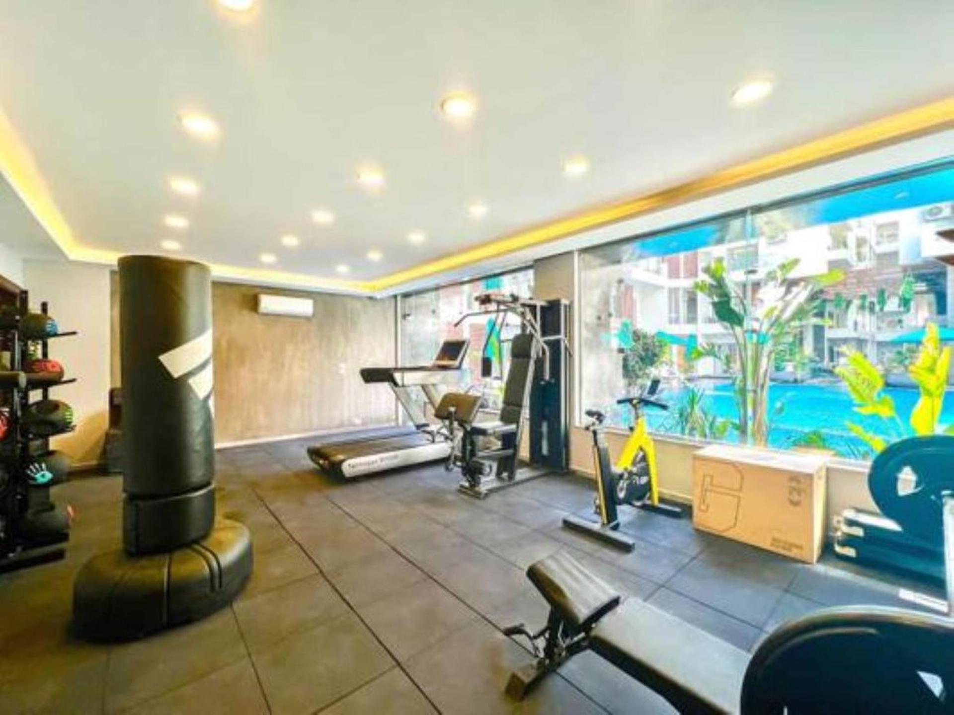 Studio Sleeps 2 with Balcony Pool & Parking