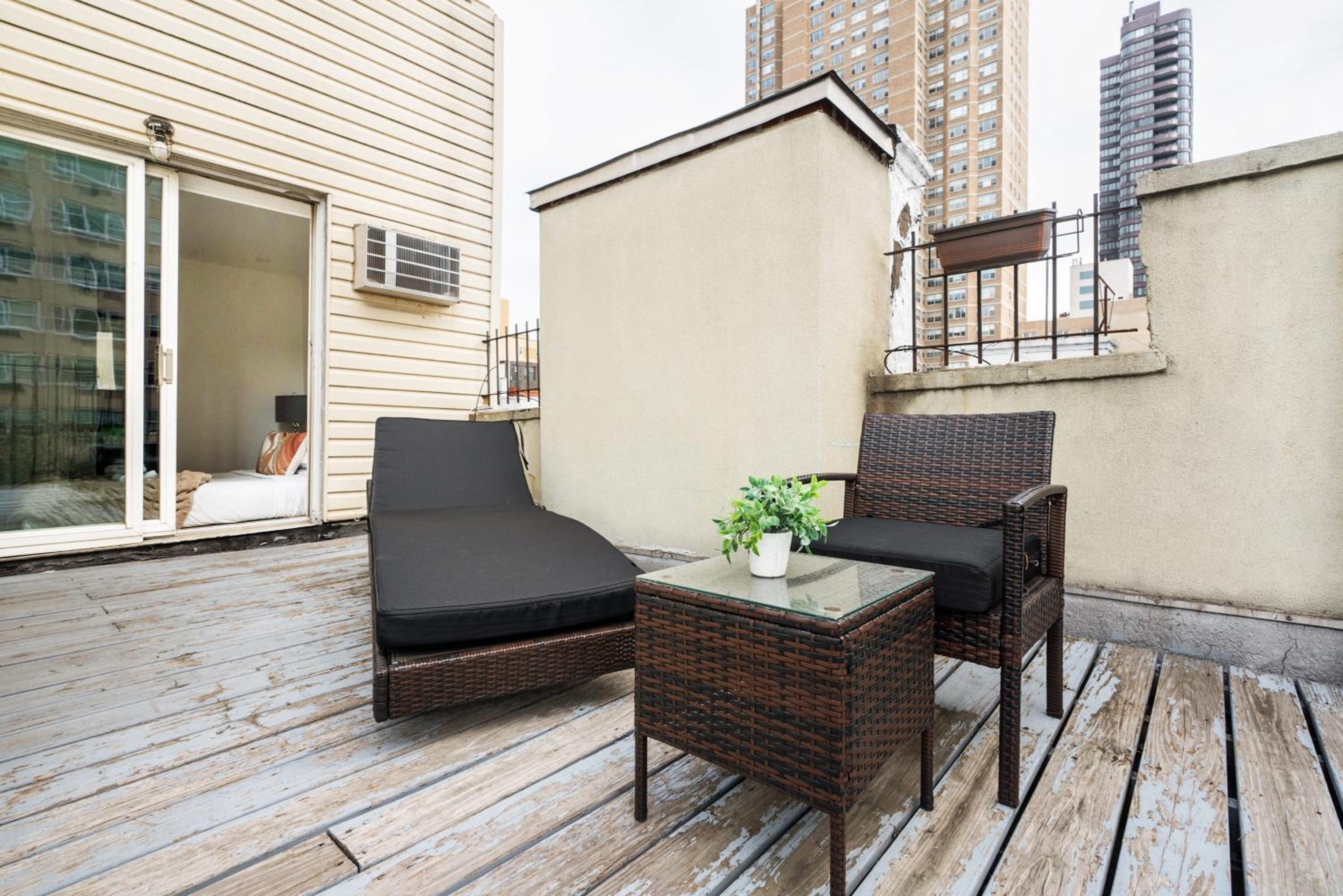 1597-PHN PH Duplex -Private Outdoor Deck W D