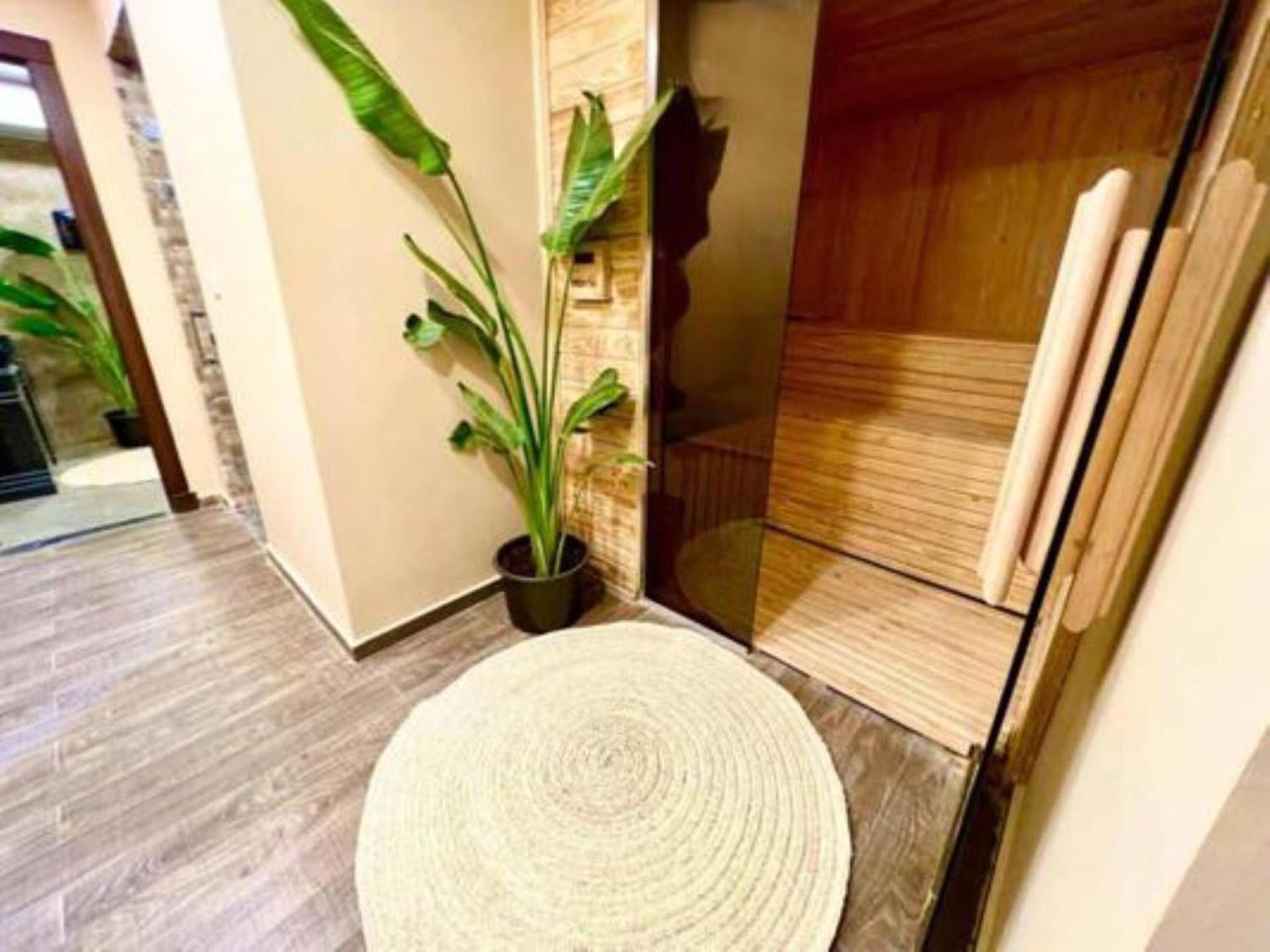 Studio Sleeps 2 with Balcony Pool & Parking