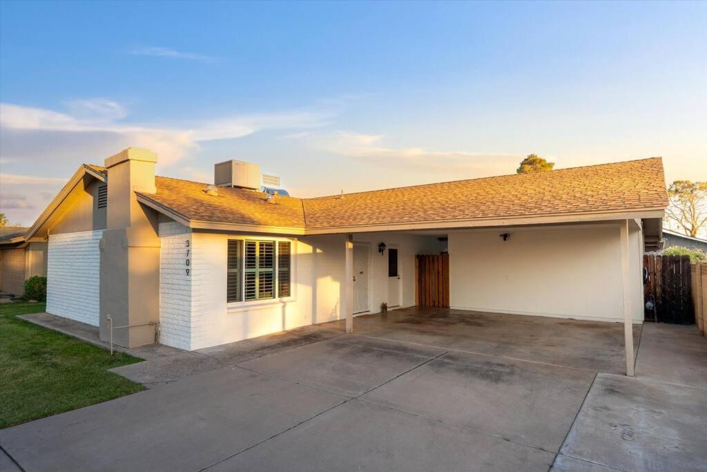 Phoenix Pool Home, Dog Yard & EV Charger in Phoenix, US